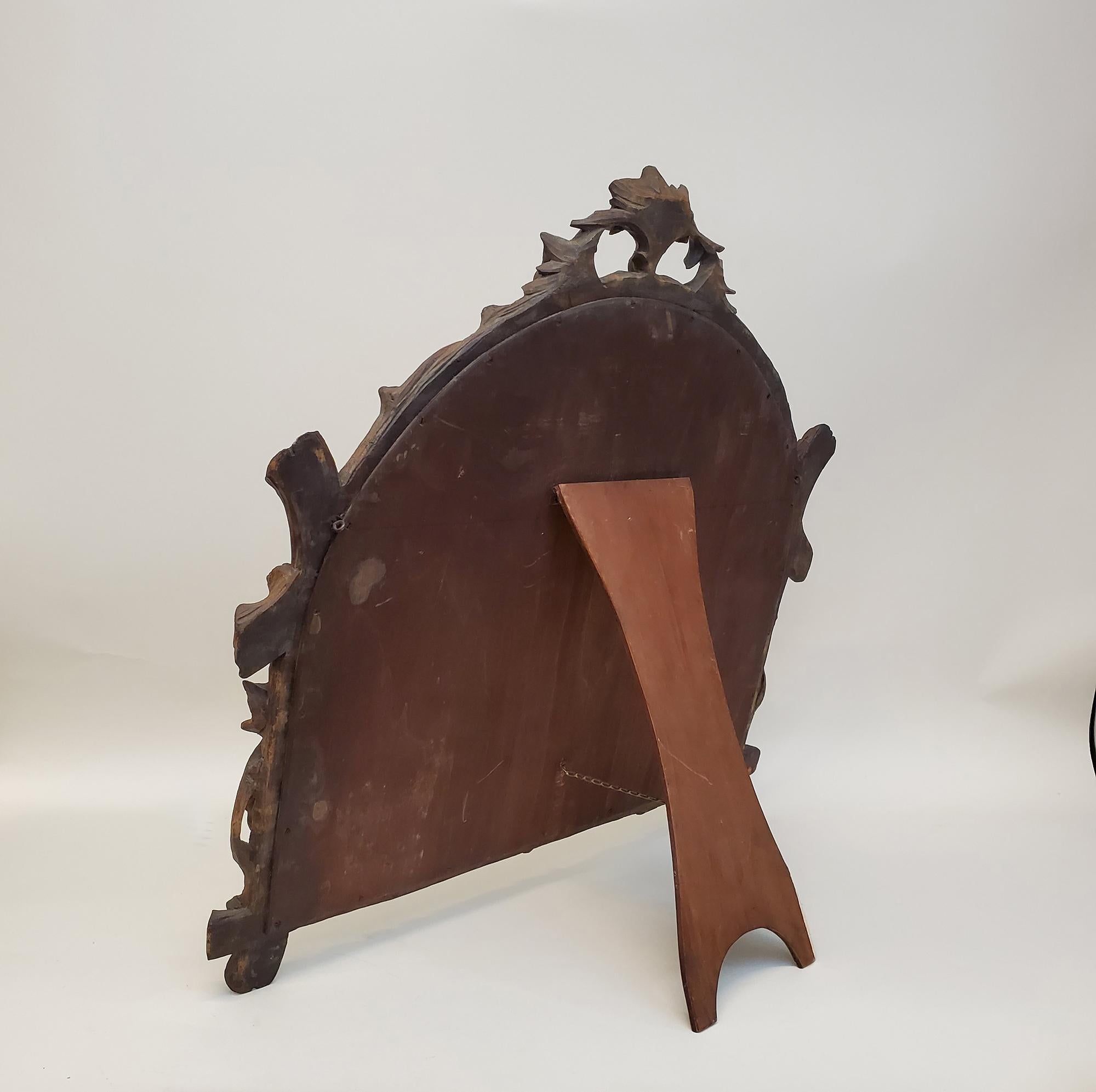 The rustic aspect of this Victorian table-top mirror may suggest that it was made for the dressing table of a man. Around this time, which is to say in the second half of the 19th century, furniture styles were “gendered,” and the rustic was seen as