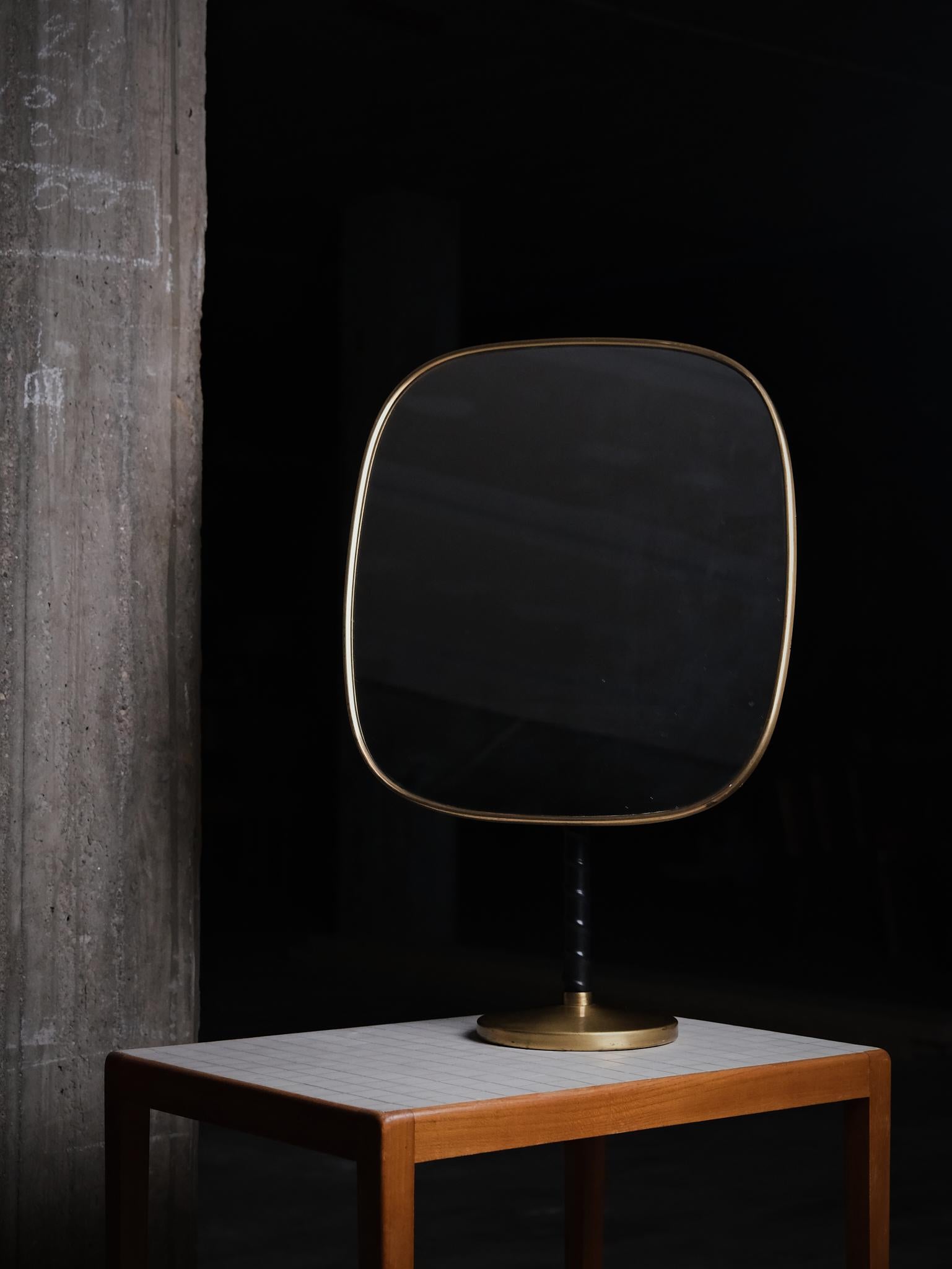 Rare miroir de table conçu par David Rosén pour Nordiska Kompaniet en Suède au milieu du 20e siècle. 

Fait partie de la série 