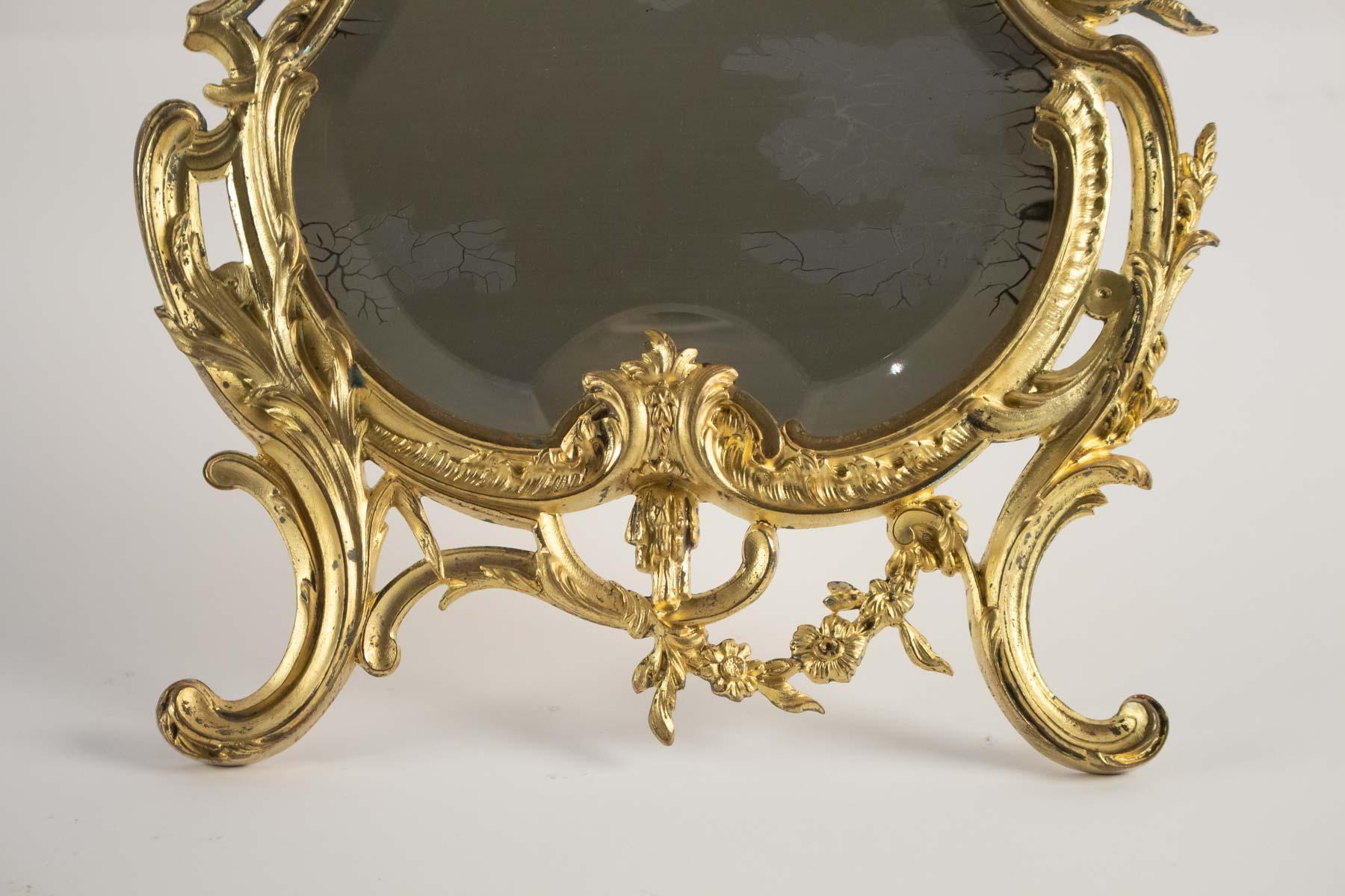 Miroir de table en bronze doré original, Napoléon III, Style Louis XV, 19ème siècle. 
Dimensions : H 41cm, L 27cm, L 2cm.