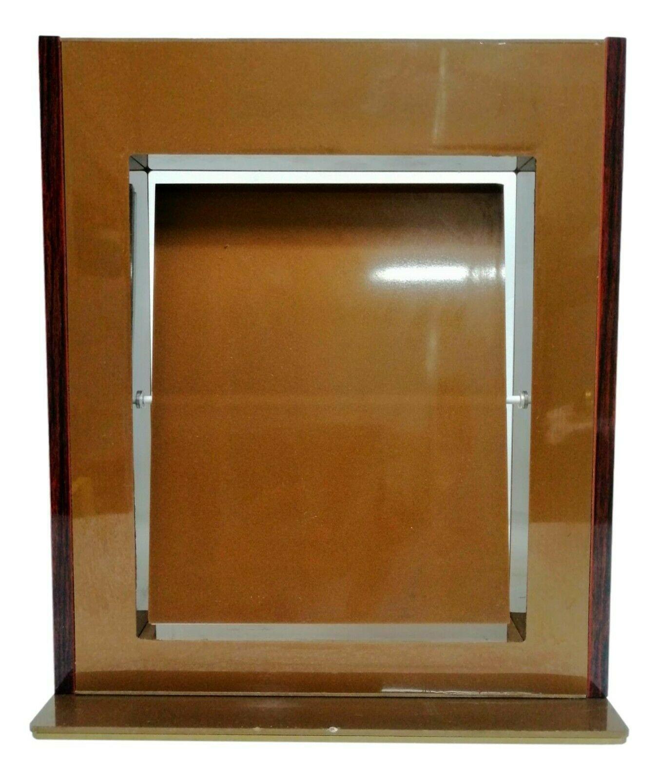 Original Gucci collectible mirror, made of brown metal with wooden finishes and distributed only to dealer shops of the brand, therefore impossible to find on the market

made of metal, with plexiglass base, measuring 31 cm in height, 26 cm in