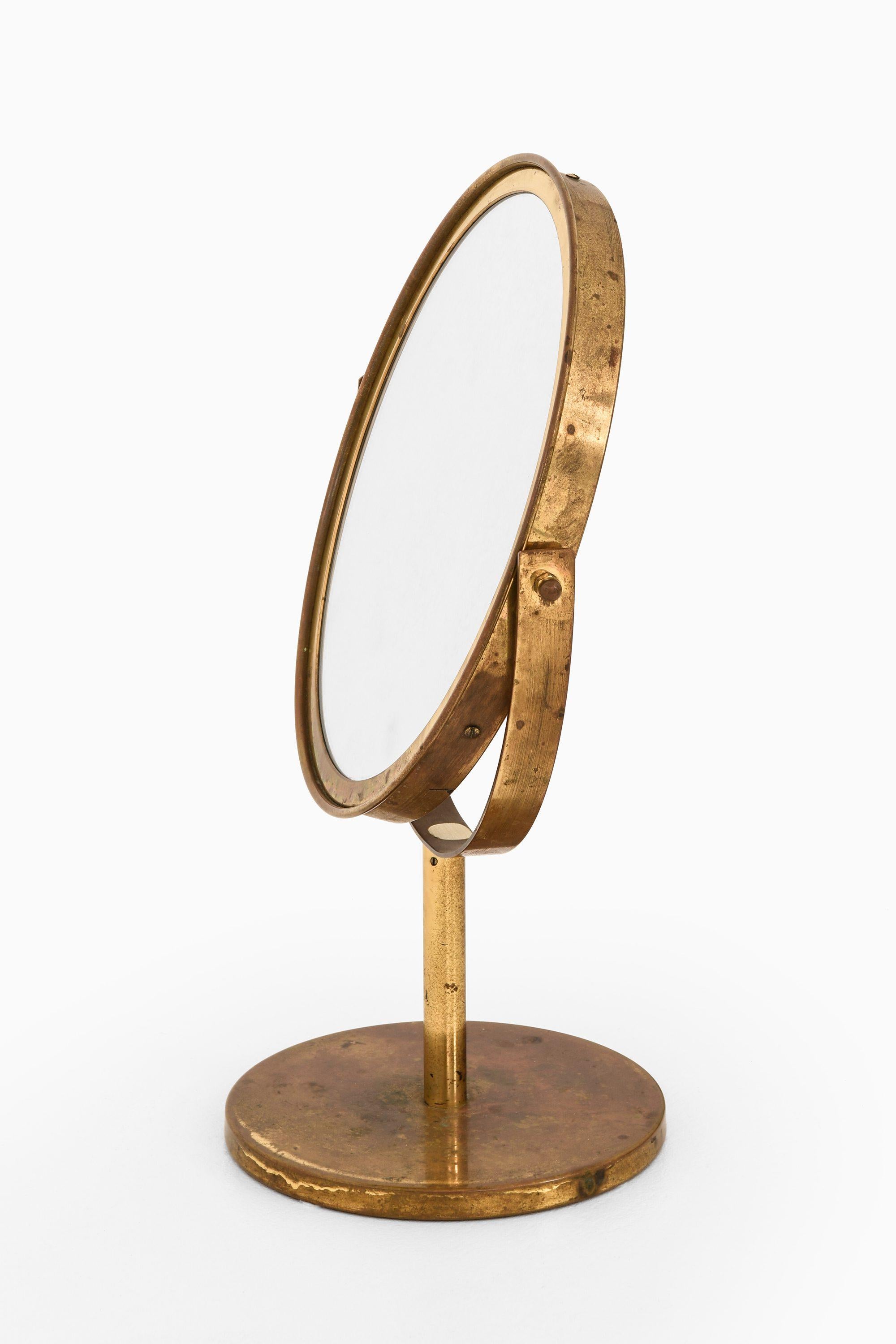 Miroir de table en laiton par Hans-Agne Jakobsson, années 1950

Informations supplémentaires :
Matériau : Laiton
Style : Milieu du siècle, Scandinave
Produit par Hans-Agne Jakobsson AB à Markaryd, Suède
Loupe sur un côté
Dimensions (L x P x H) : 28