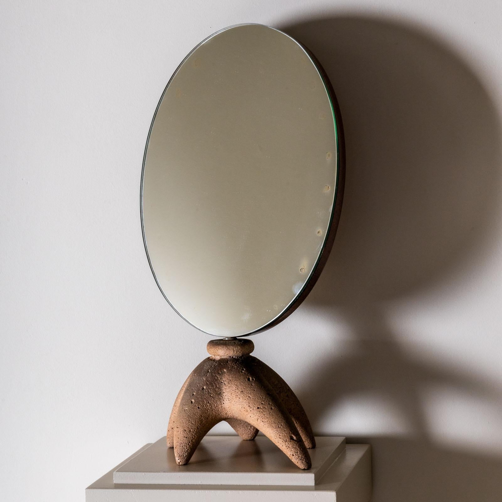 Kleiner ovaler Tischspiegel mit korallenförmigem Sockel aus bräunlichem Harz. Der Entwurf wird dem Designerduo Élisabeth Garouste und Mattia Bonetti zugeschrieben. Die schwenkbare Spiegelplatte hat eine organisch strukturierte Rückseite, so dass der