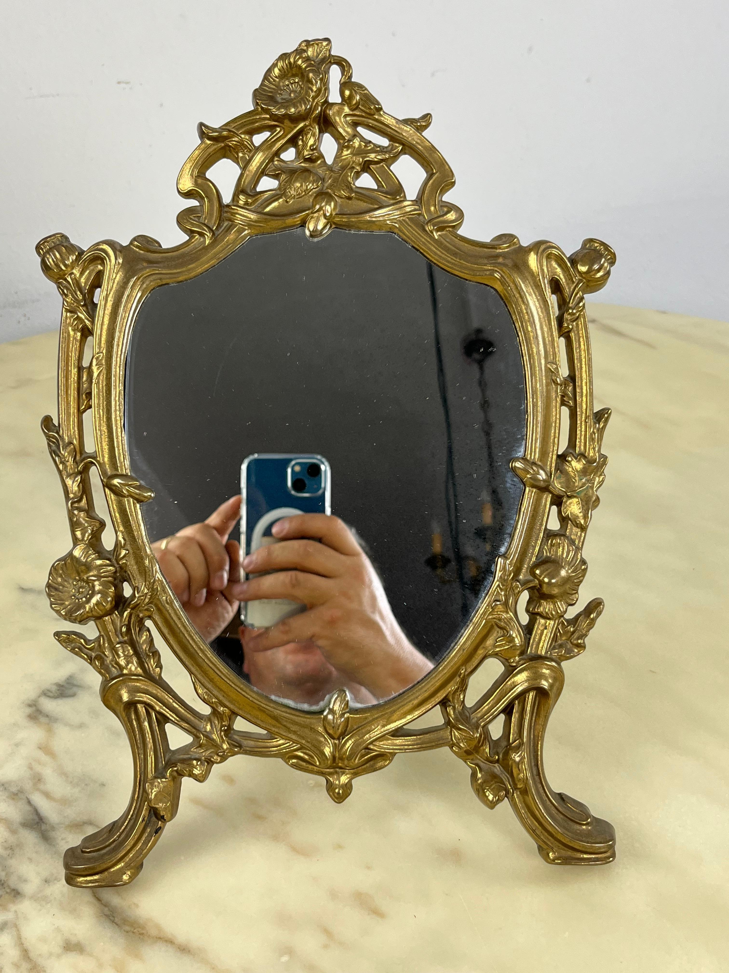 Table Mirror In Worked Brass, Made In Italy 1960s In Good Condition For Sale In Palermo, IT