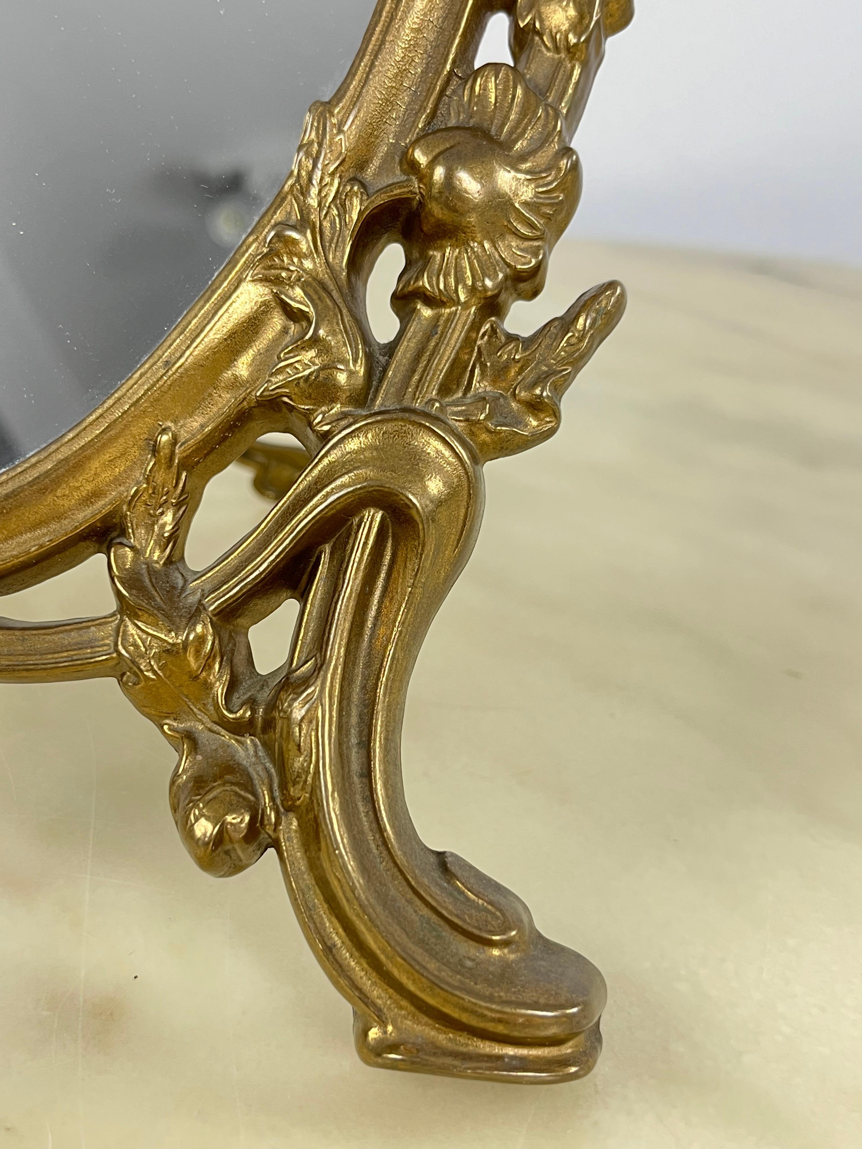 Mid-20th Century Table Mirror In Worked Brass, Made In Italy 1960s For Sale
