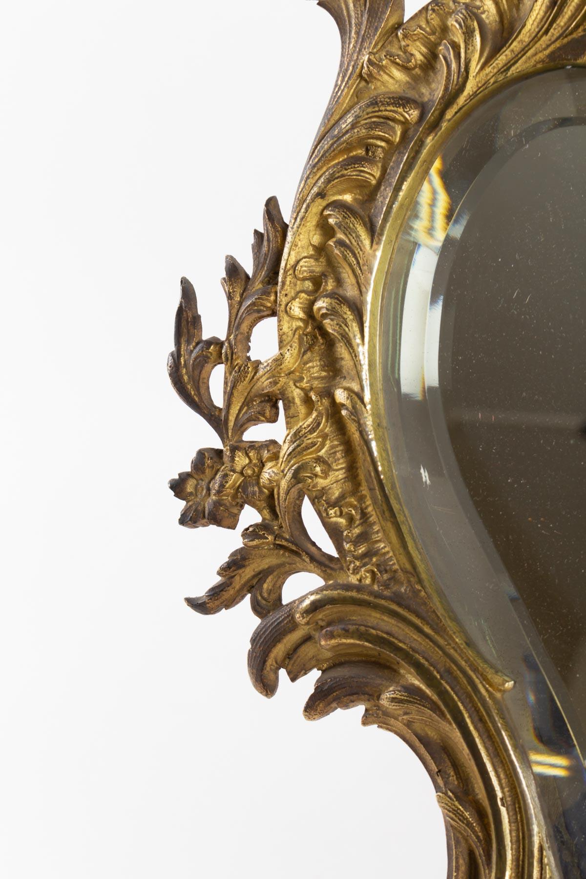 Table mirror that can be hung on the wall in gilt bronze with dragon decoration and rococo scrolls,
circa 1880.
Measures: H 45 cm, W 32 cm, L 2 cm.