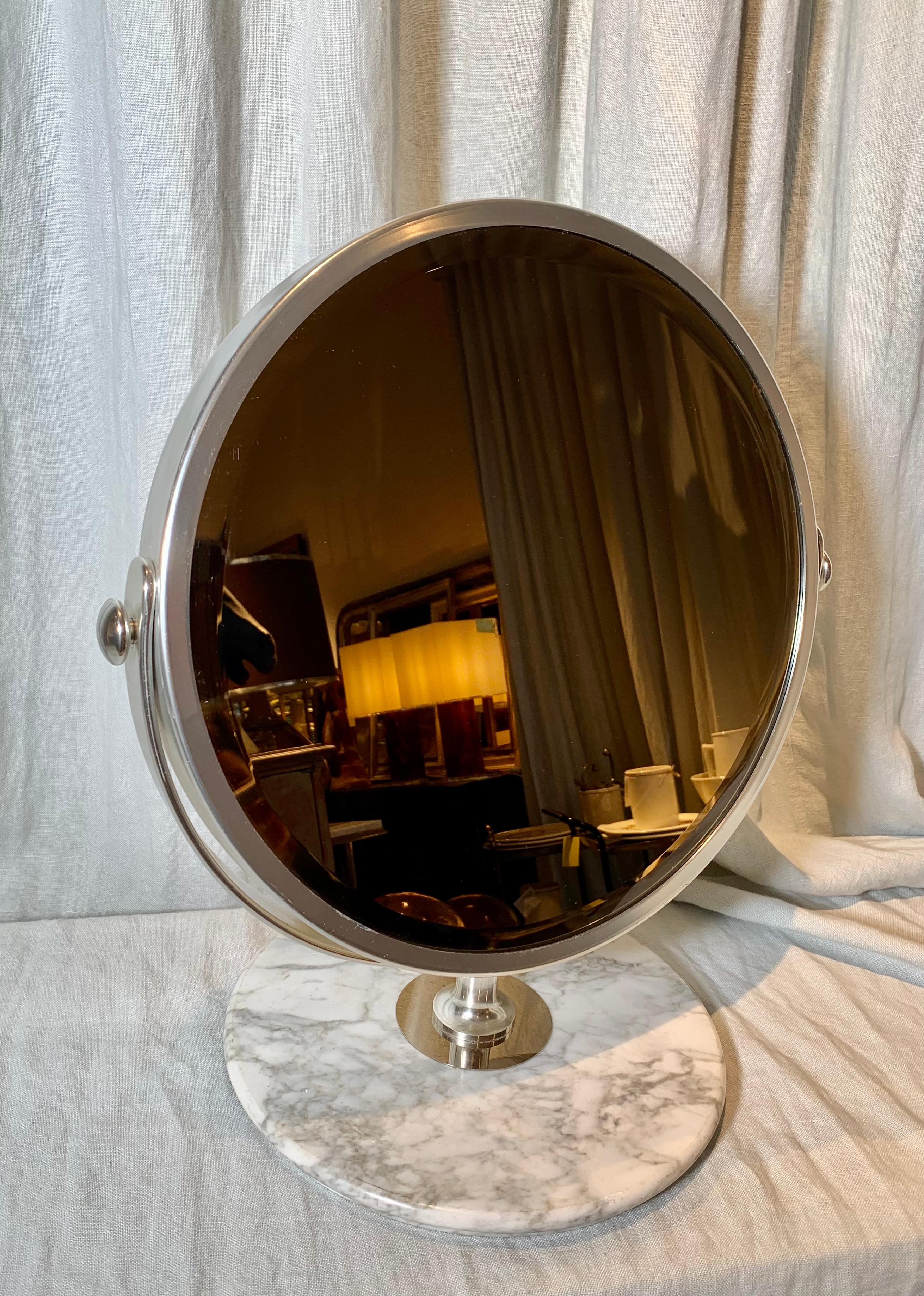 Grand miroir de courtoisie chic des années 1970 en chrome avec une base en marbre de carrare. La position des rétroviseurs est réglable et peut être fixée par les supports latéraux. Fidèle aux années 1970, le verre du miroir circulaire a une légère