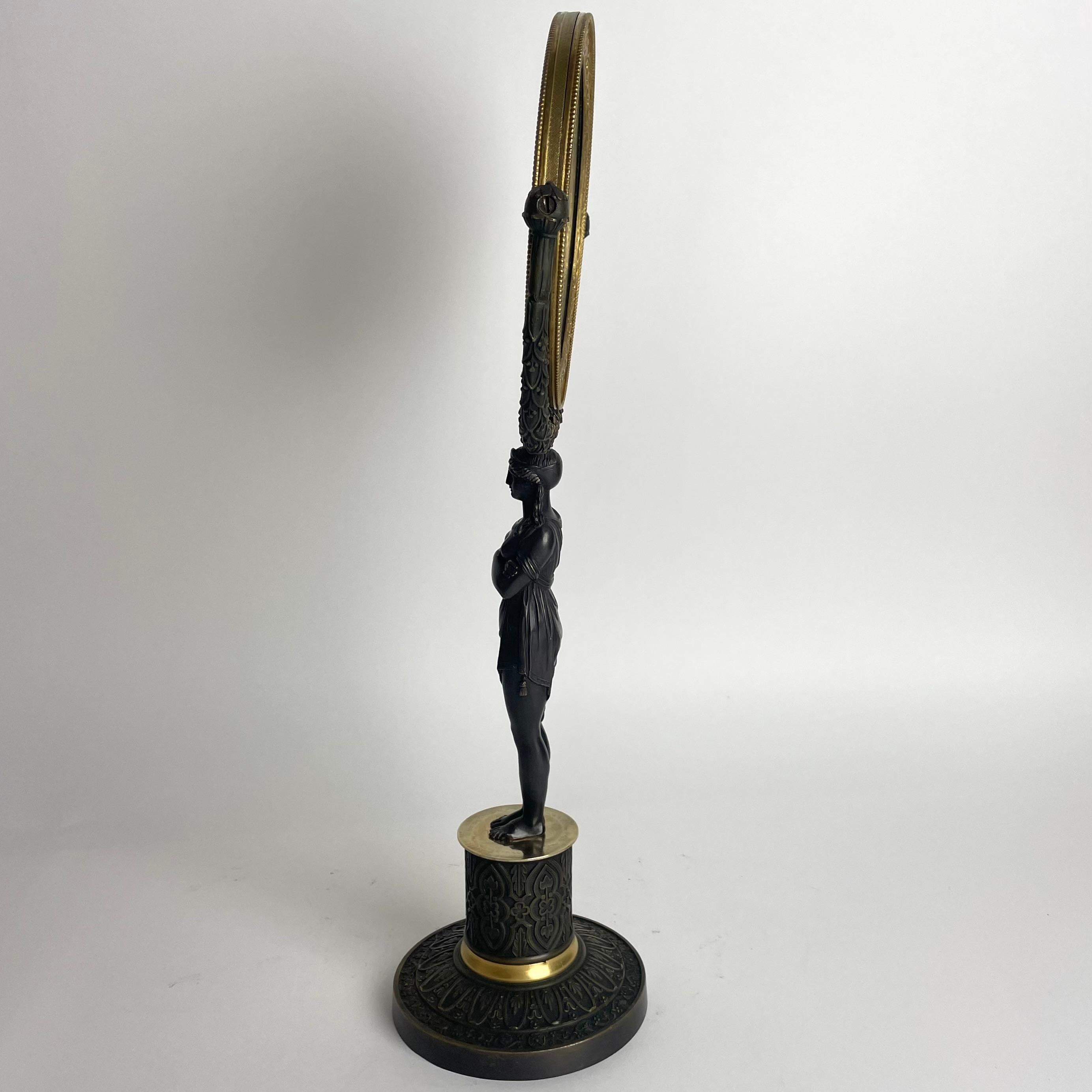 Miroir de table avec cariatides dans l'Empire français. Bronze doré et patiné foncé Bon état - En vente à Knivsta, SE
