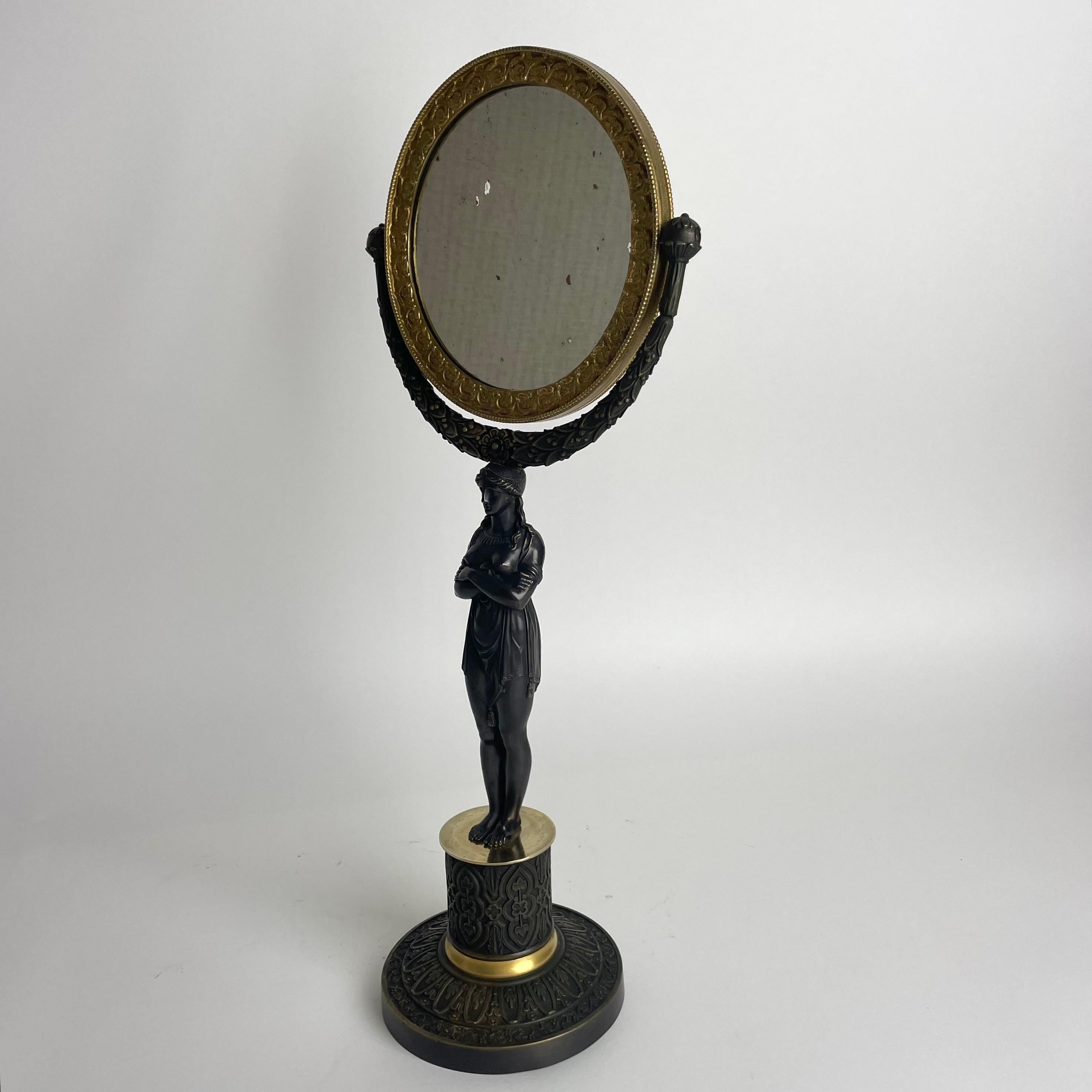 Début du XIXe siècle Miroir de table avec cariatides dans l'Empire français. Bronze doré et patiné foncé en vente