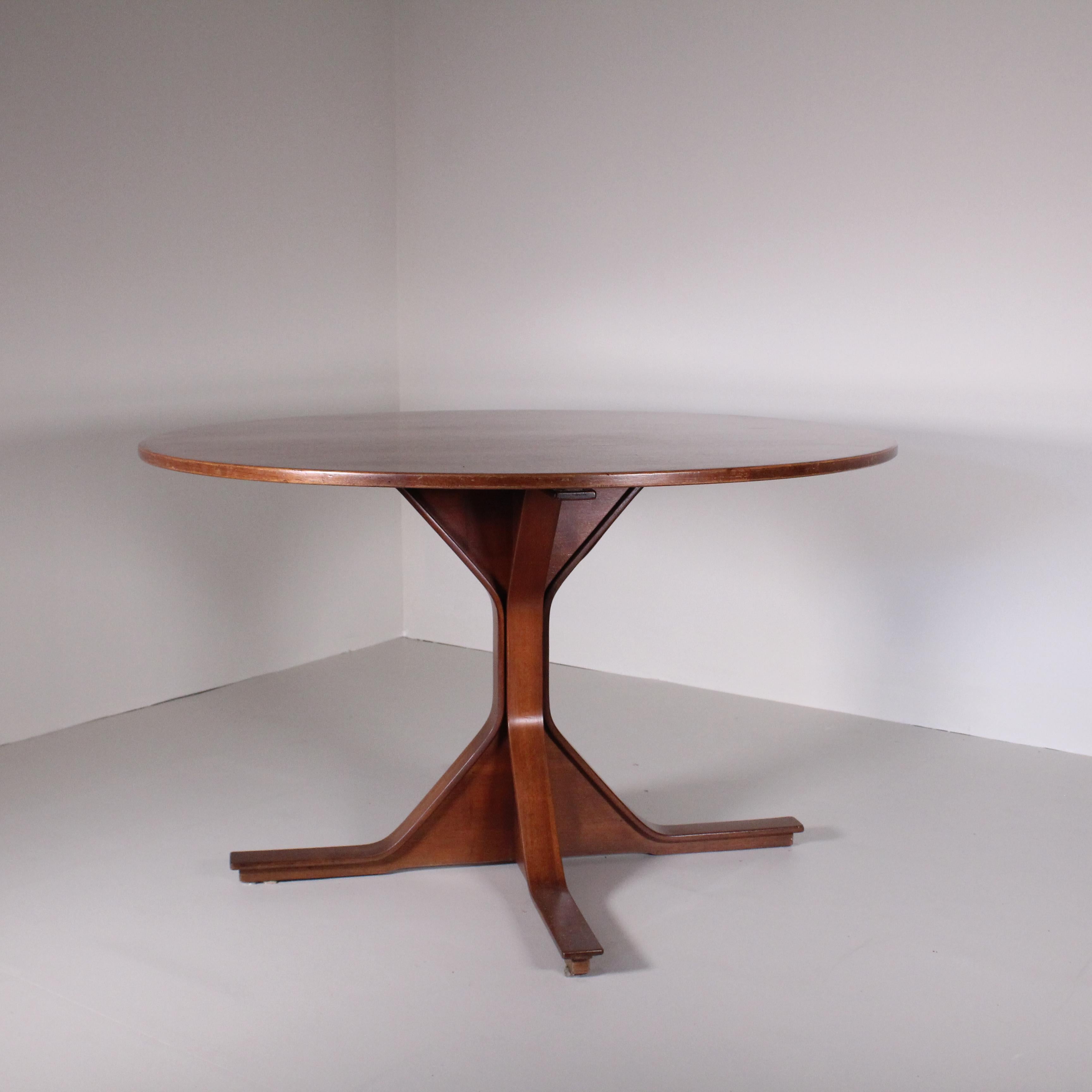 The 522 table, by Gianfranco Frattini for Bernini, represents the excellence of 1960s Italian design. Made with rosewood veneer, this table embodies an unparalleled aesthetic quality. Its clean, minimalist design makes it perfect for classic and