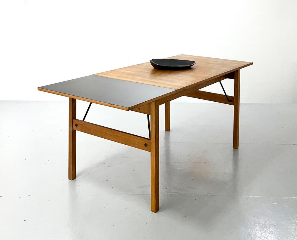 Tisch Modell 200 von Alain Richard, TV-Möbelausgabe (Moderne) im Angebot