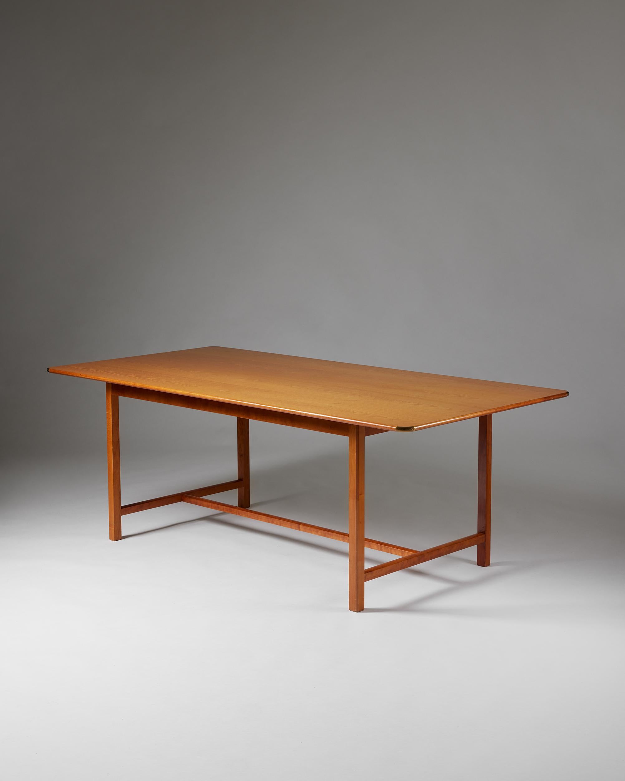 Tisch Modell 590, entworfen von Josef Frank für Svenskt Tenn,
Schweden, 1950er Jahre.

Tischplatte aus Ulme, Sockel aus Kirsche und Messing.

Gestempelt.

Josef Frank war ein echter Europäer und ein Pionier des klassischen schwedischen Designs des