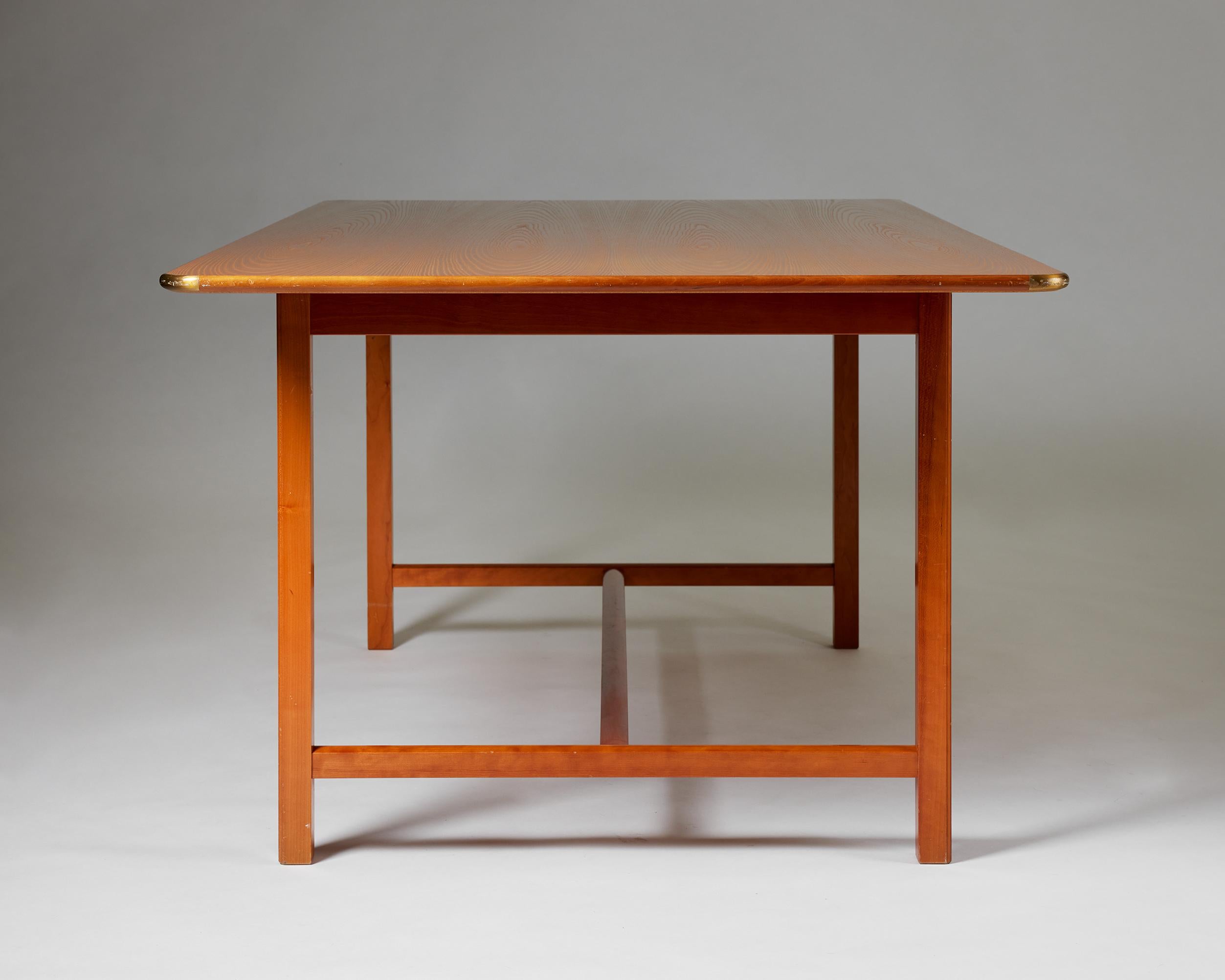 Table model 590 designed by Josef Frank for Svenskt Tenn, Sweden, 1950s, Elm In Good Condition For Sale In Stockholm, SE