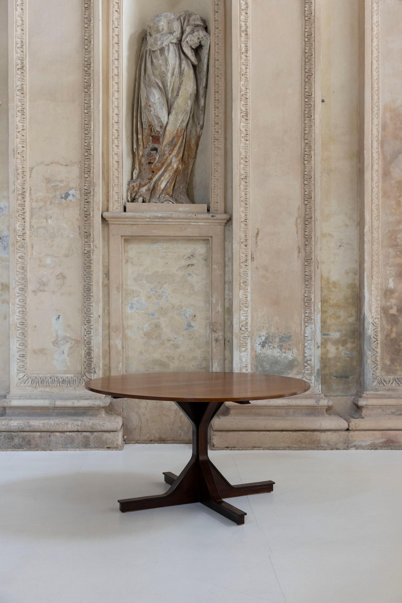 La table modèle 522, conçue par Gianfranco Frattini et produite par Bernini, est une pièce raffinée en bois. Doté de lignes géométriques épurées, de pieds droits et d'un plateau rond, il incarne un équilibre parfait entre simplicité et