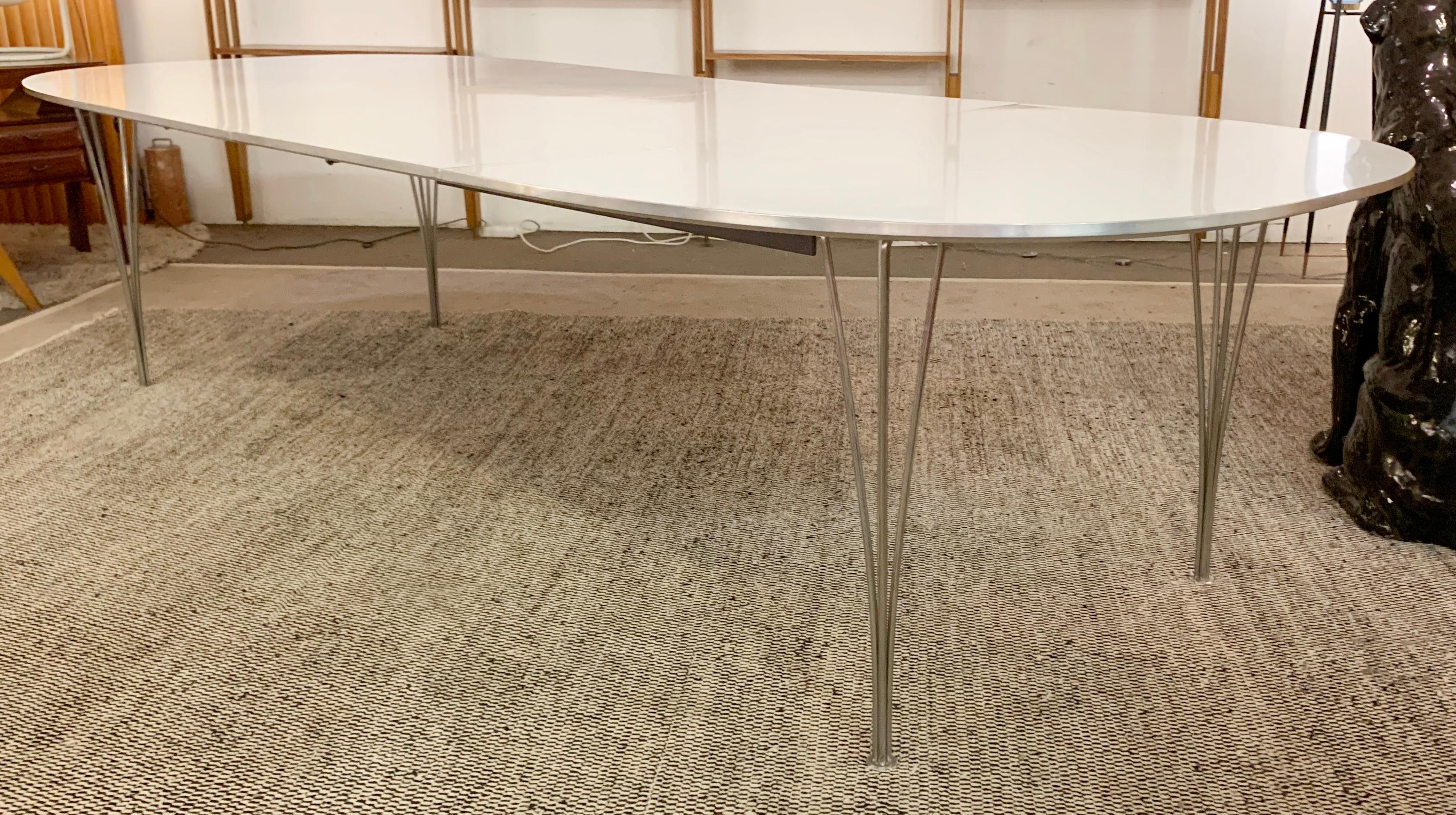 Mid-century extendable dining table model 