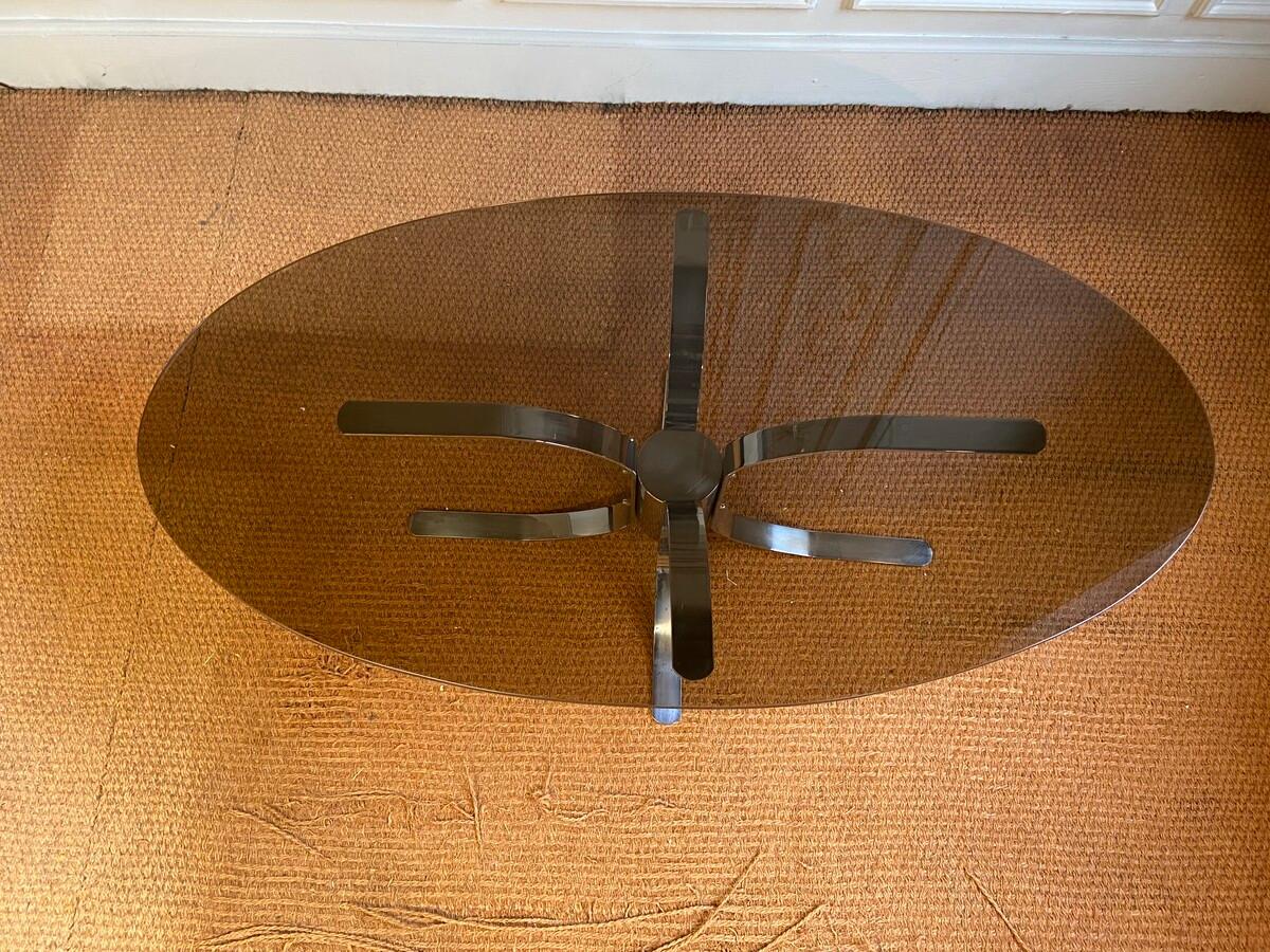 Tisch modernistisch. Verchromter Fuß und Rauchglasplatte. Italien 1960er Jahre.