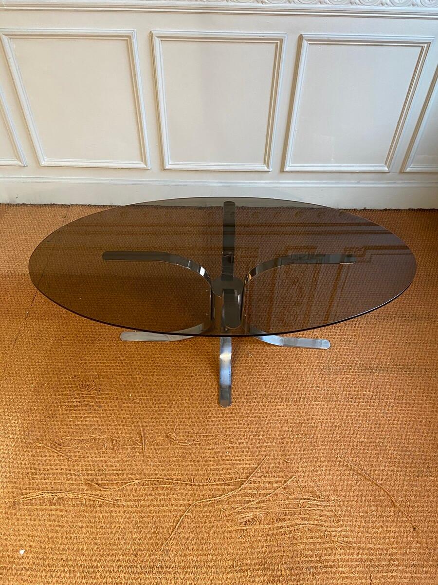 Modernistischer Tisch mit verchromtem Fuß und Rauchglasplatte, Italien, 1960er Jahre (Metall) im Angebot