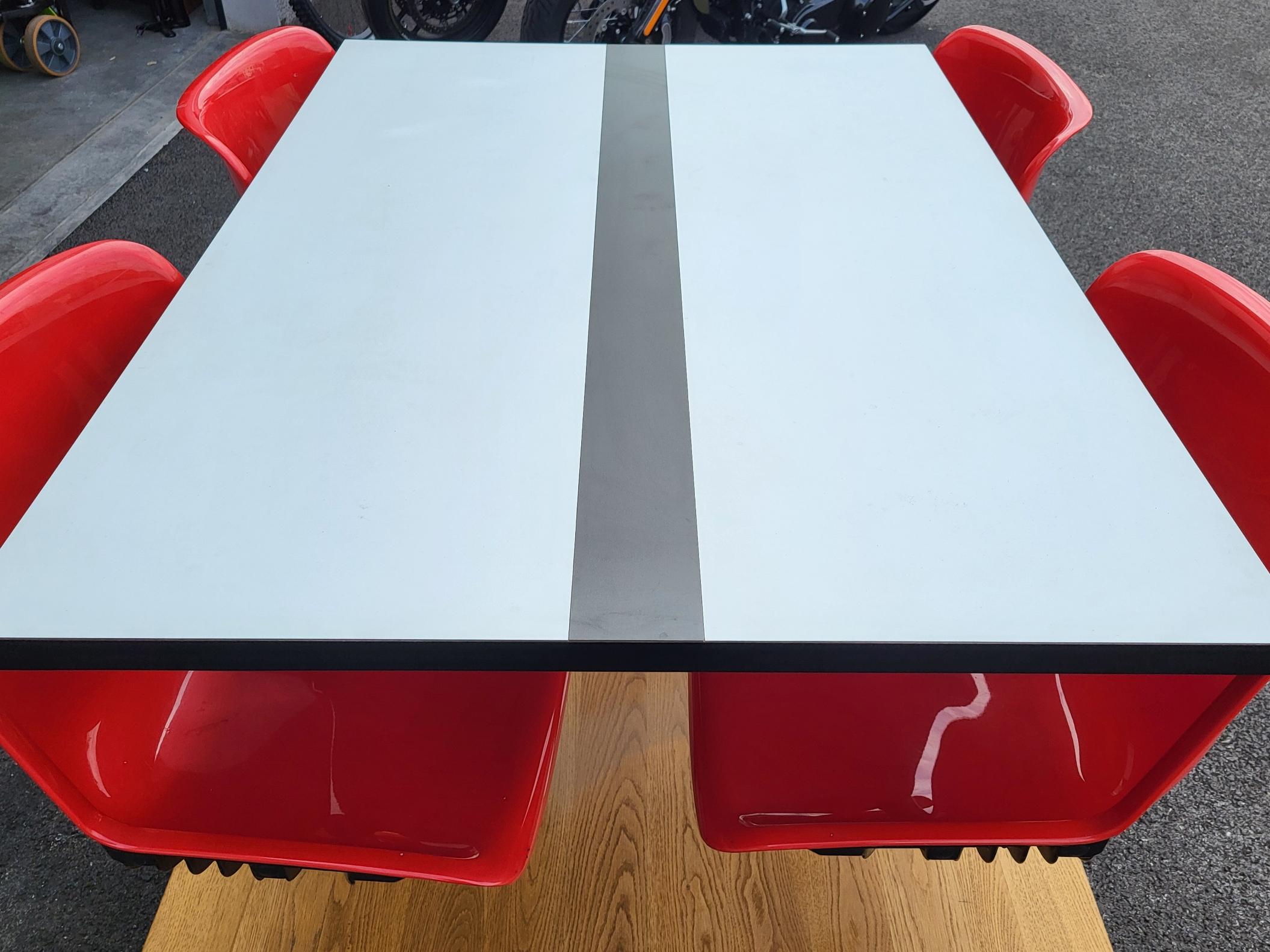 Tisch modus et 4 Chaises Osvaldo Borsani par Tecno Italie, Space Age, 1970 im Zustand „Gut“ im Angebot in London, England