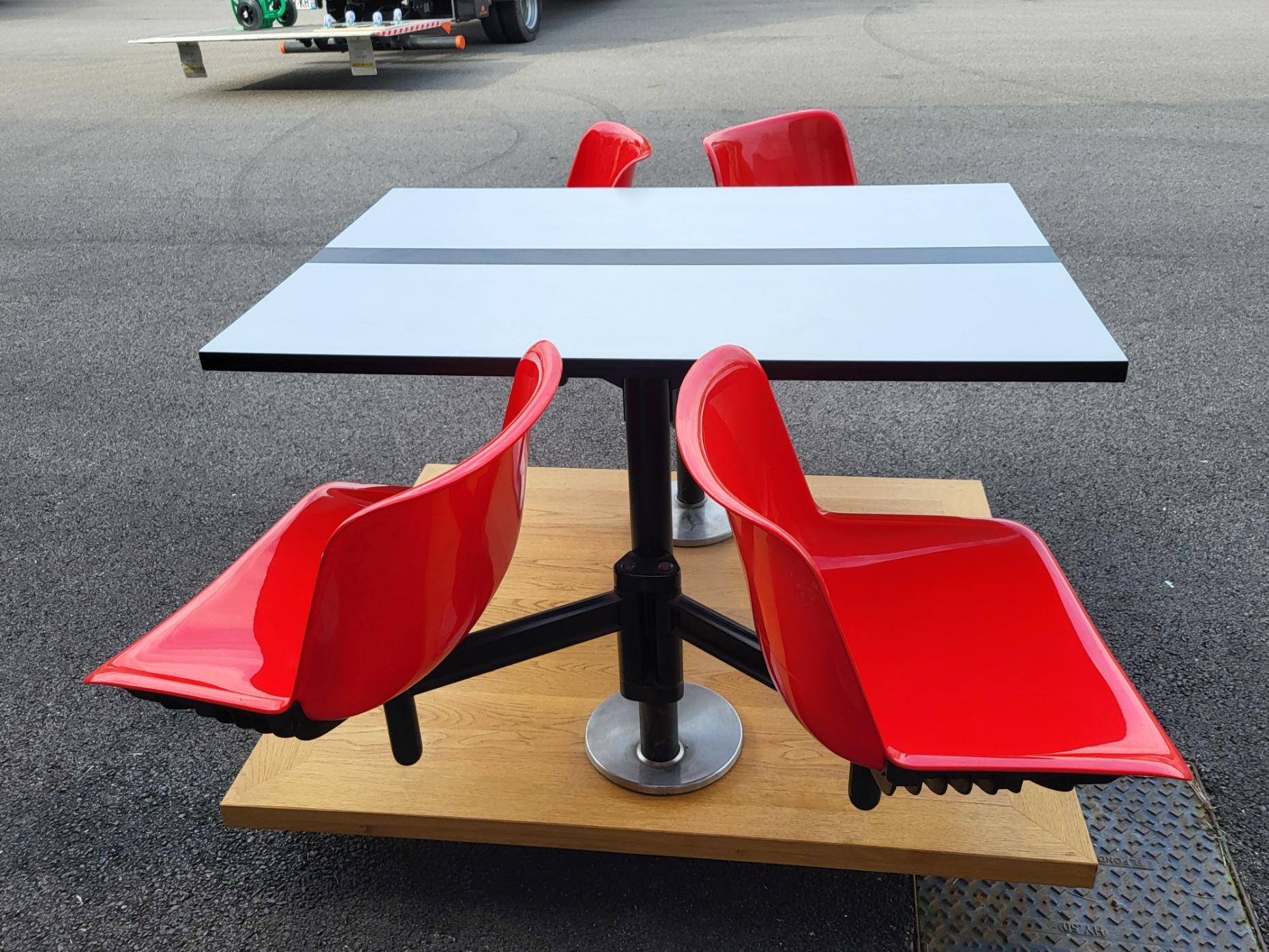 Tisch modus et 4 Chaises Osvaldo Borsani par Tecno Italie, Space Age, 1970 (Ende des 20. Jahrhunderts) im Angebot