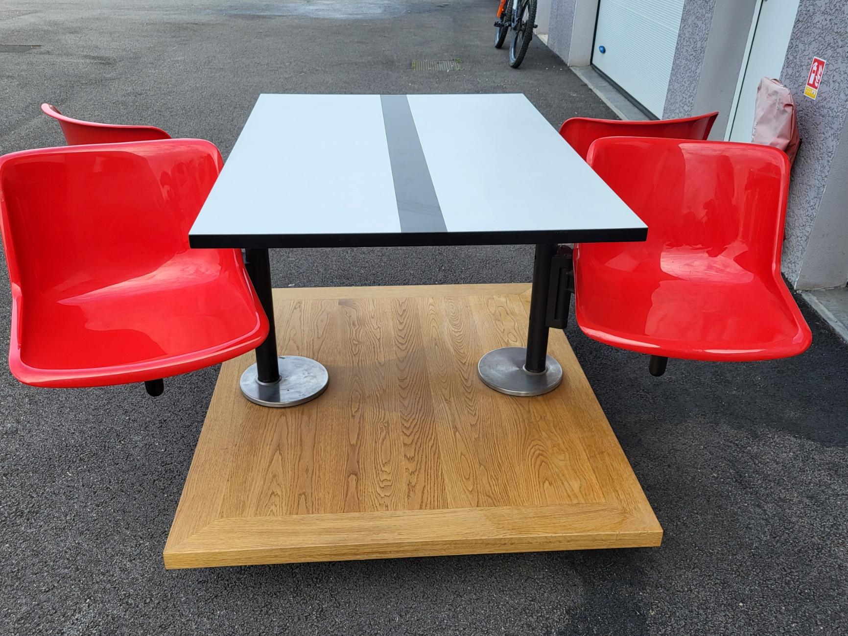 Tisch modus et 4 Chaises Osvaldo Borsani par Tecno Italie, Space Age, 1970 (Metall) im Angebot