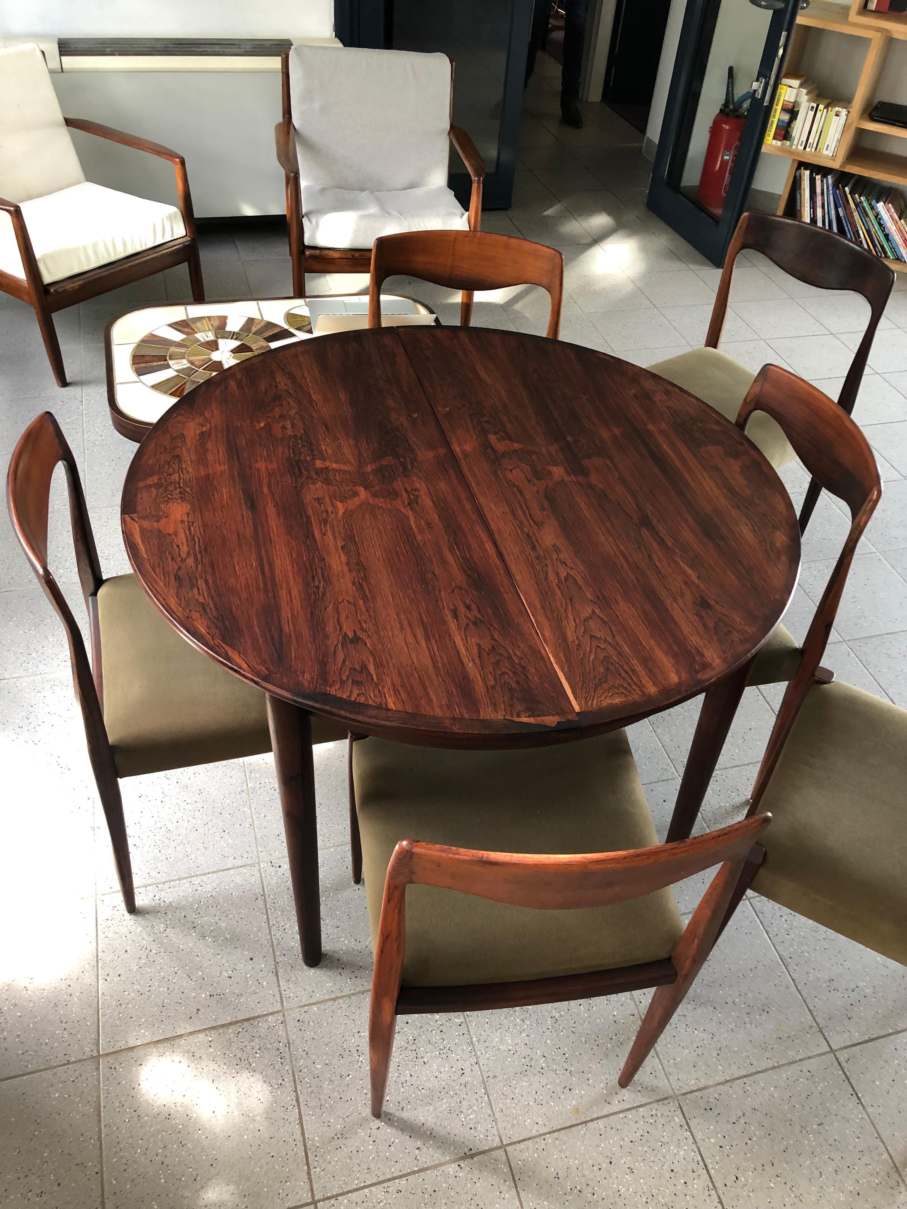 Extendable round rosewood table in the middle on 4 tapered legs. MSE Mobler Denmark Torring
Diameter 110 cm and length 50 cm. High. 73 cm.