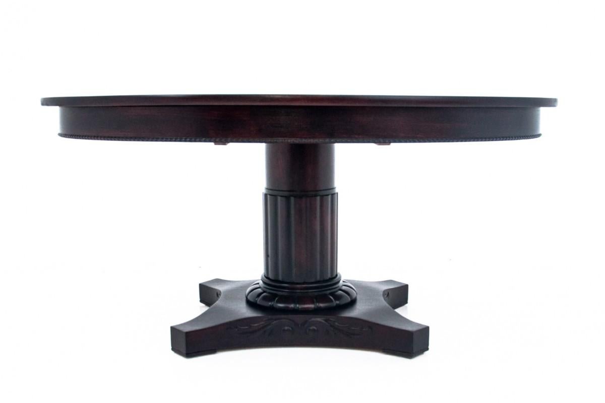 Un tavolo antico a cavallo tra il XIX e il XX secolo.

L'arredamento è in ottime condizioni, dopo una ristrutturazione professionale.

Dimensioni: altezza 58 cm / larghezza 122 cm / profondità 85 cm