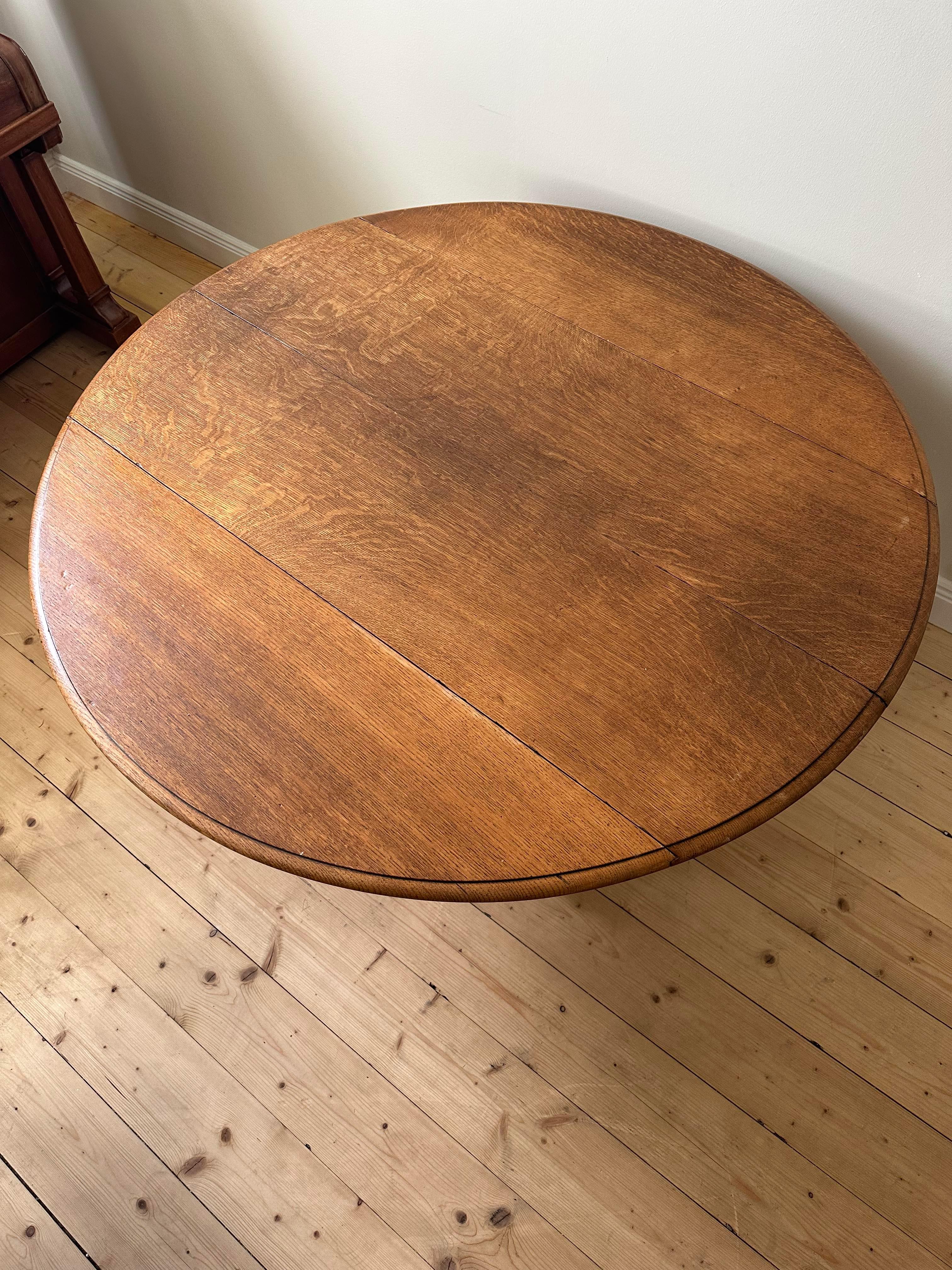 Beautiful table from Occitane in South-west of France with extension boards in veneer. 
Total L: 230 cm
Really good condition and beautiful legs. 