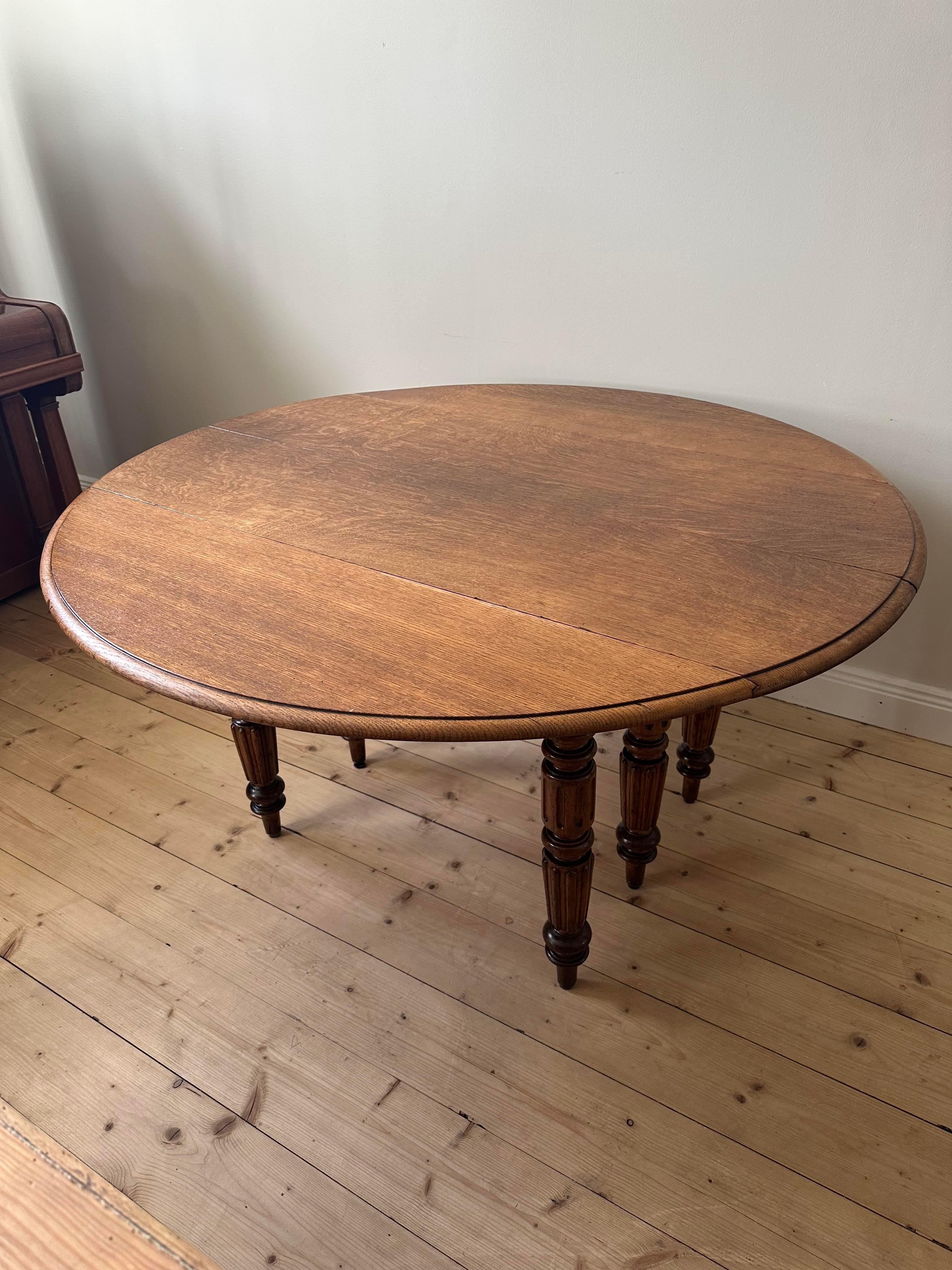 French Table occitania 6 legged (2 extensions)