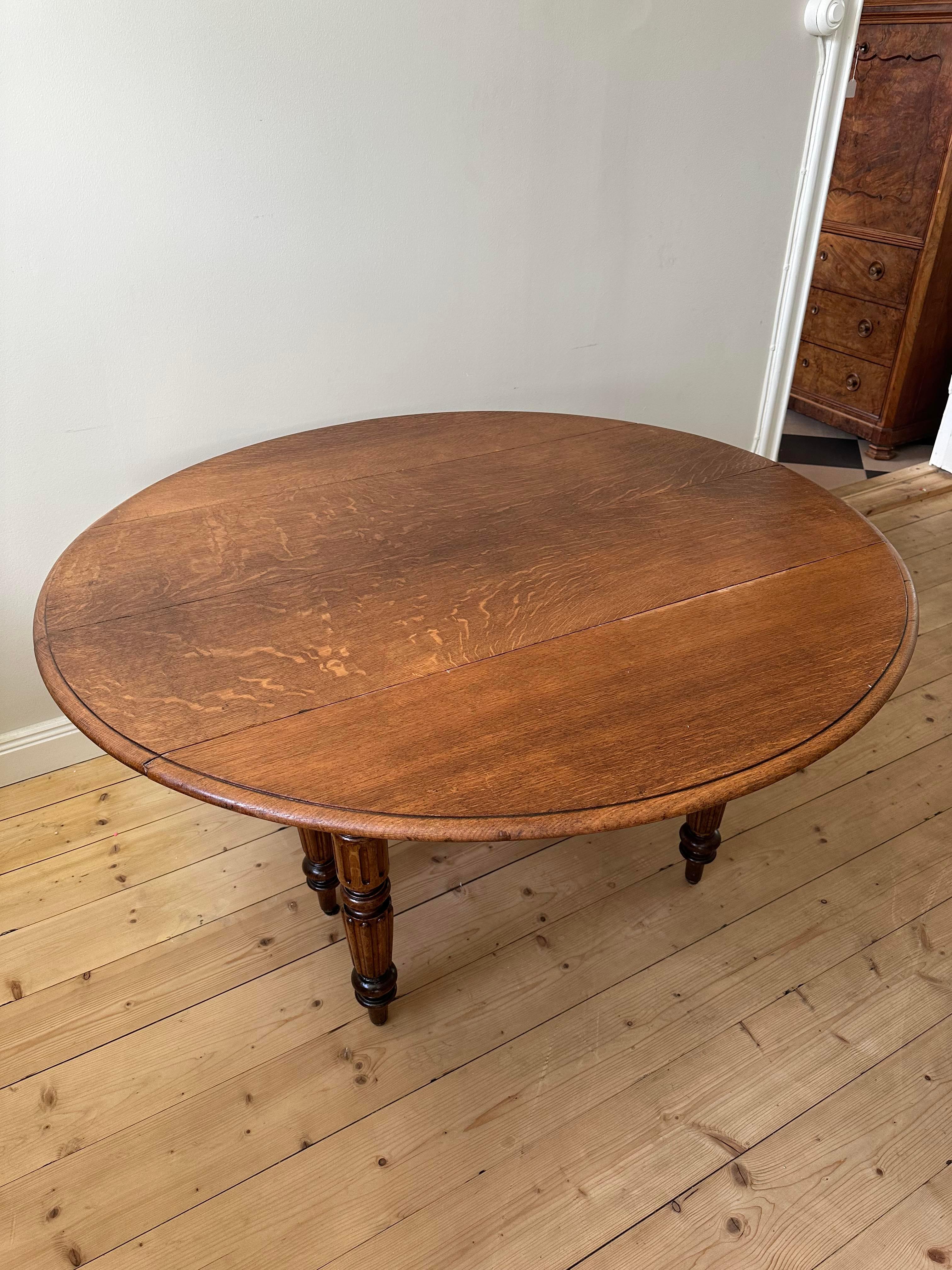 Oak Table occitania 6 legged (2 extensions) For Sale