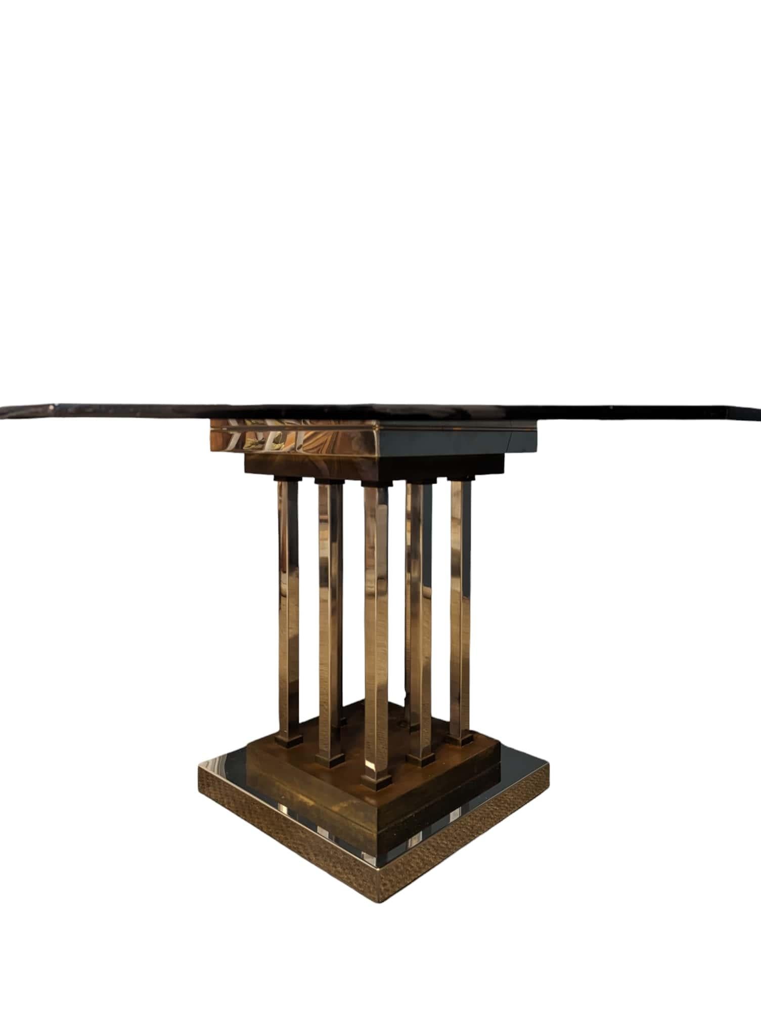 Ich komme aus Frankreich. Tauchen Sie ein in die Welt des italienischen Designs mit diesem bemerkenswerten achteckigen Tisch, der von dem berühmten Romeo Rega signiert ist. Ein Stück, das Form und Funktionalität auf elegante Weise verbindet.

Mit