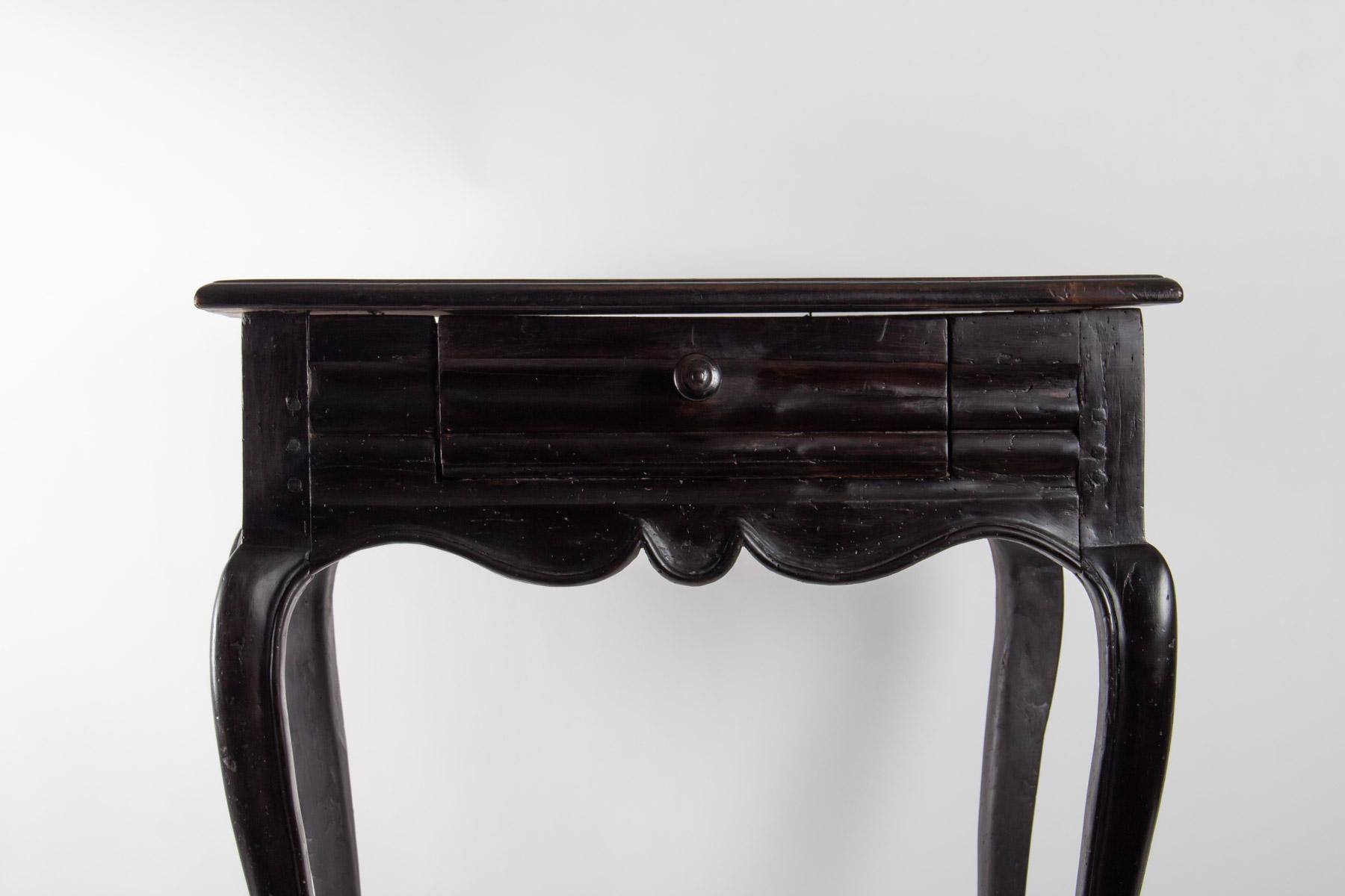 Table, office from the beginning of the 19th century, Louis XV style in blackened wood, very decorative antiquity
Measures: H 77cm, W 68cm, D 53cm.