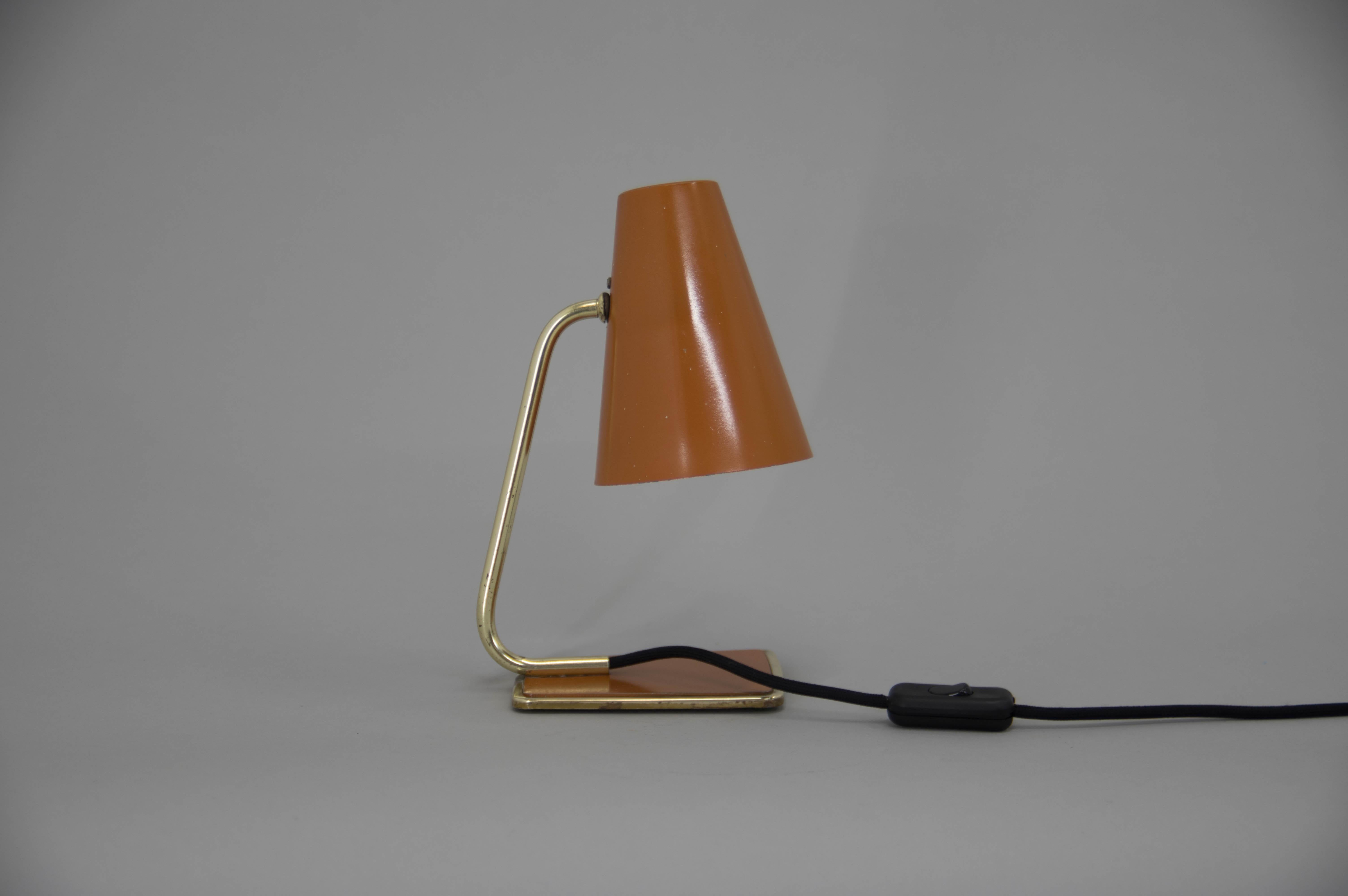 Small table lamp with adjustable shade made of metal.
Rewired: 1x40W, E12-E14 bulb.
US plug adapter included.
 