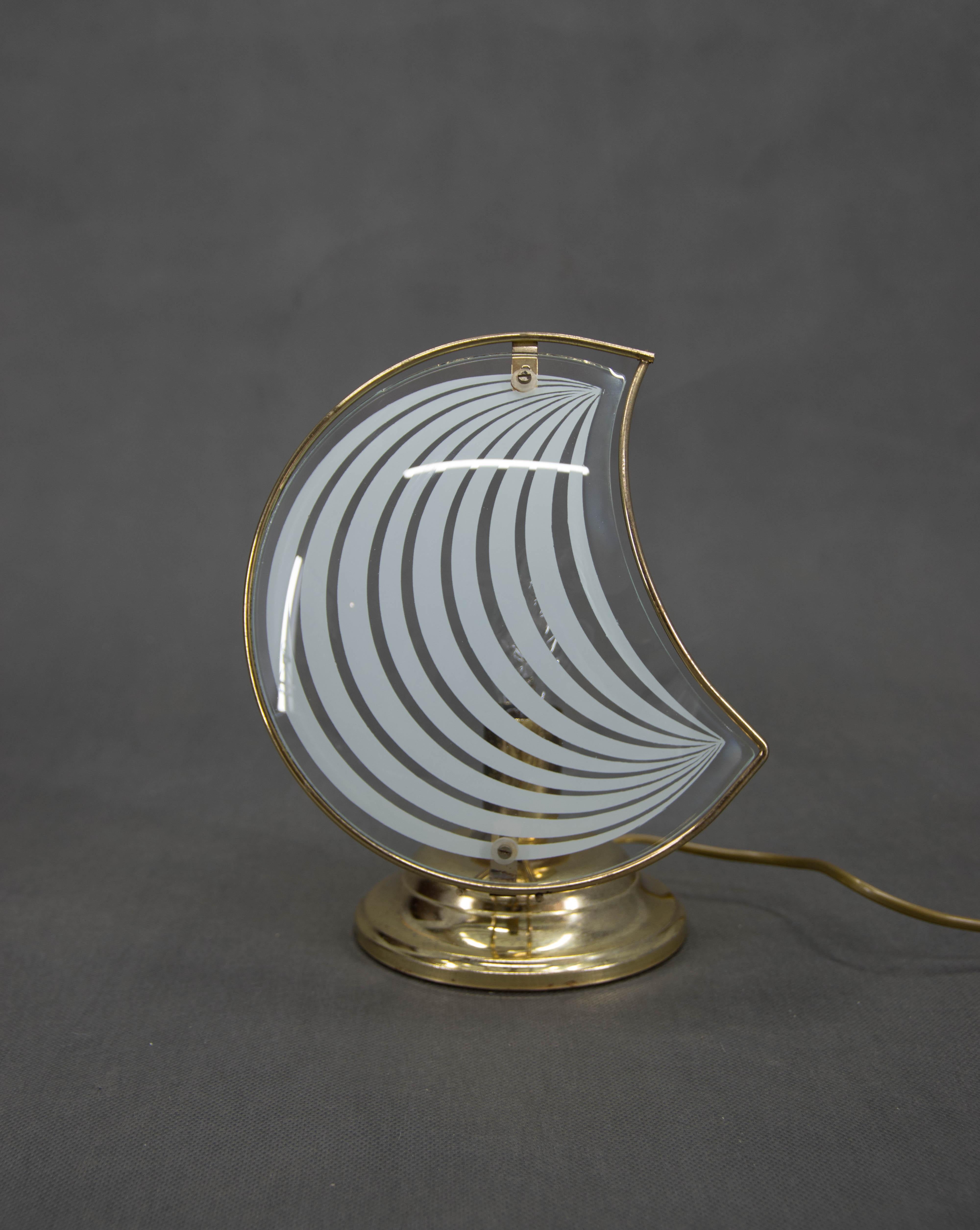 Italienische Tisch- oder Nachttischlampe aus den 1980er Jahren
Sehr guter Originalzustand.
1x40W, E12-E14 Glühbirne
Inklusive US-Steckeradapter
