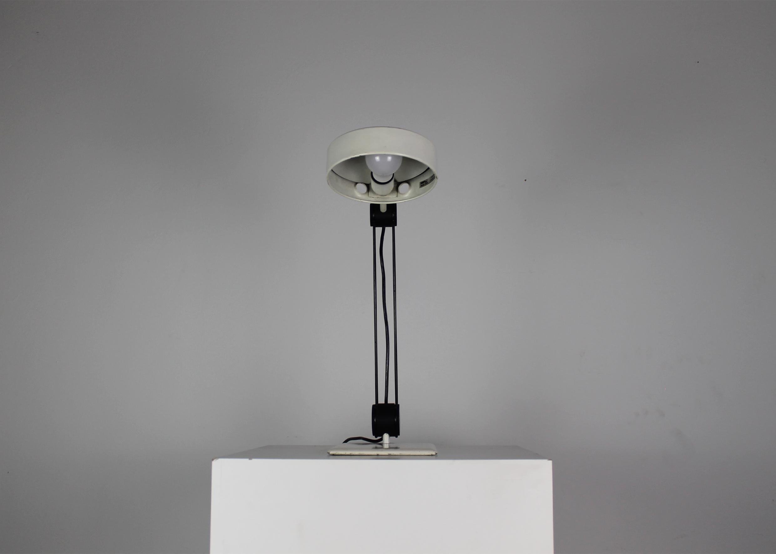 Mid-Century Modern 665 ou Zeta Lampe de bureau en métal laqué blanc par Martinelli Luce 1970 Italie en vente