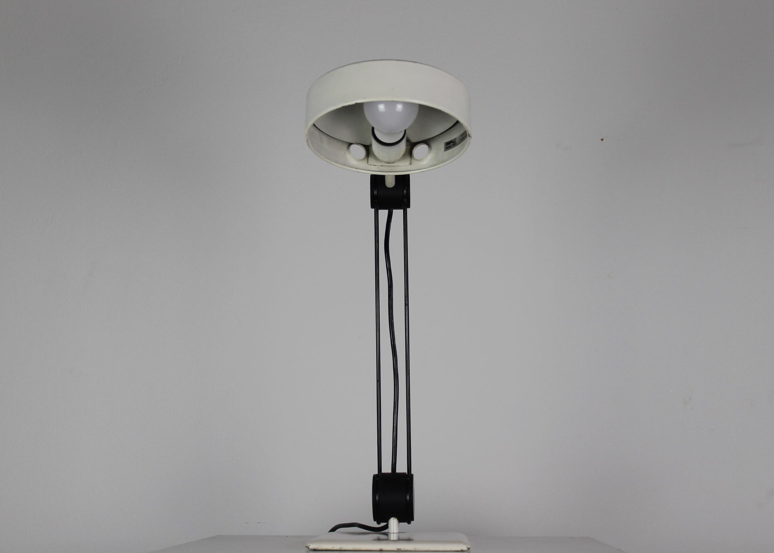 Mid-Century Modern 665 or Zeta Desk Lamp in White Lacquered Metal by Martinelli Luce 1970s Italy For Sale