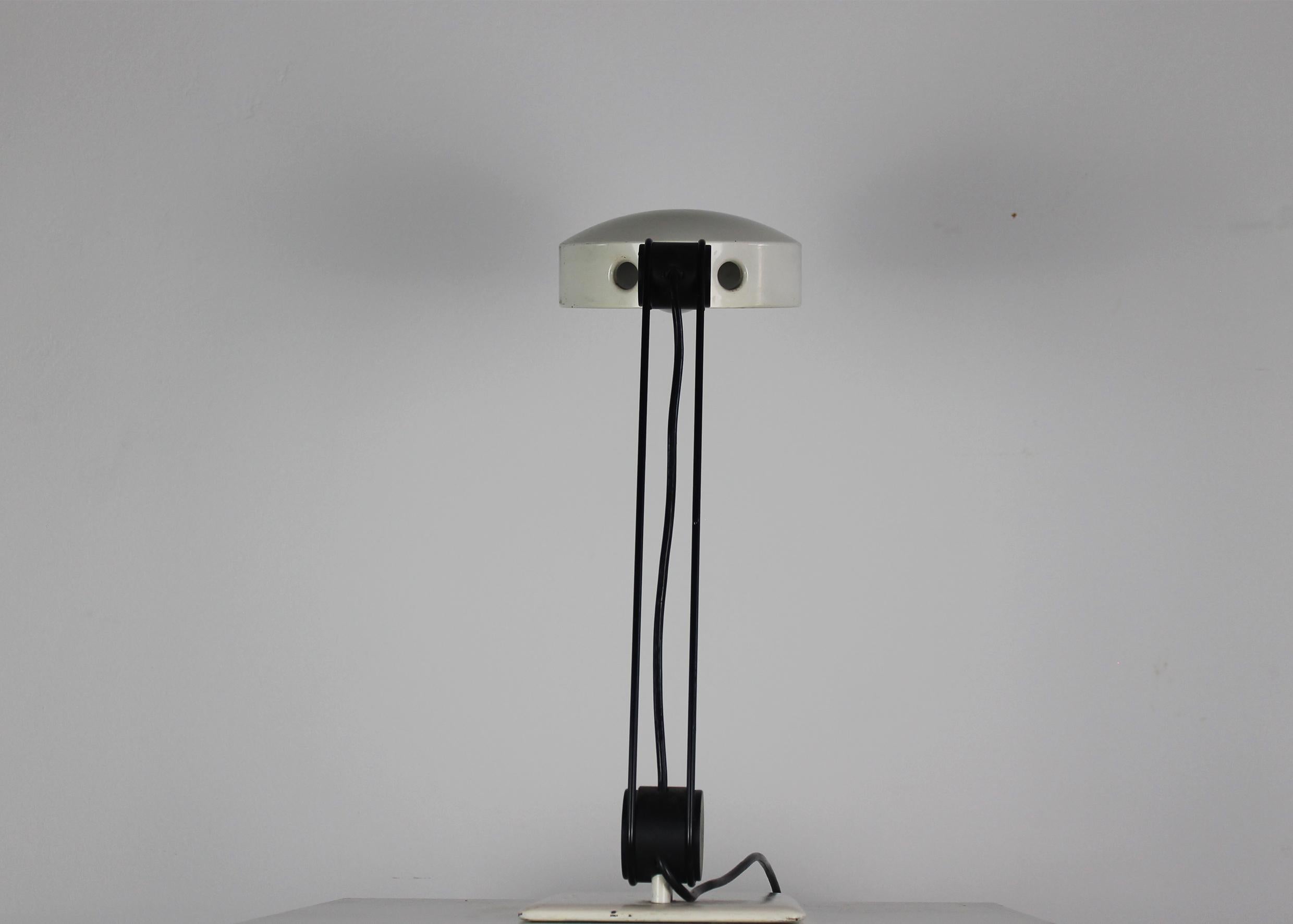 Desk Lamp Model 665 in White Lacquered Metal by Martinelli Luce 1970s In Good Condition For Sale In Montecatini Terme, IT