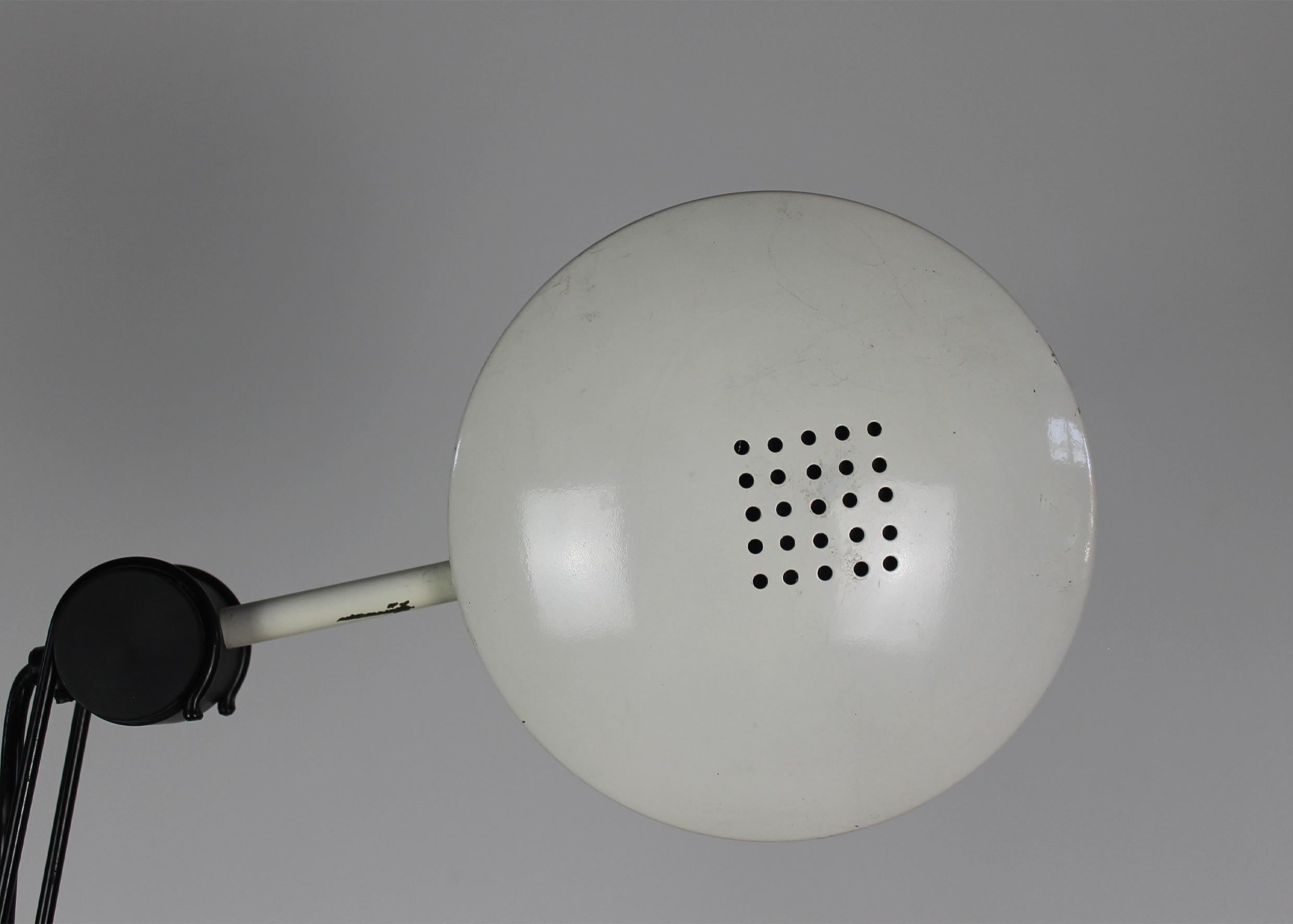 Aluminum 665 or Zeta Desk Lamp in White Lacquered Metal by Martinelli Luce 1970s Italy For Sale
