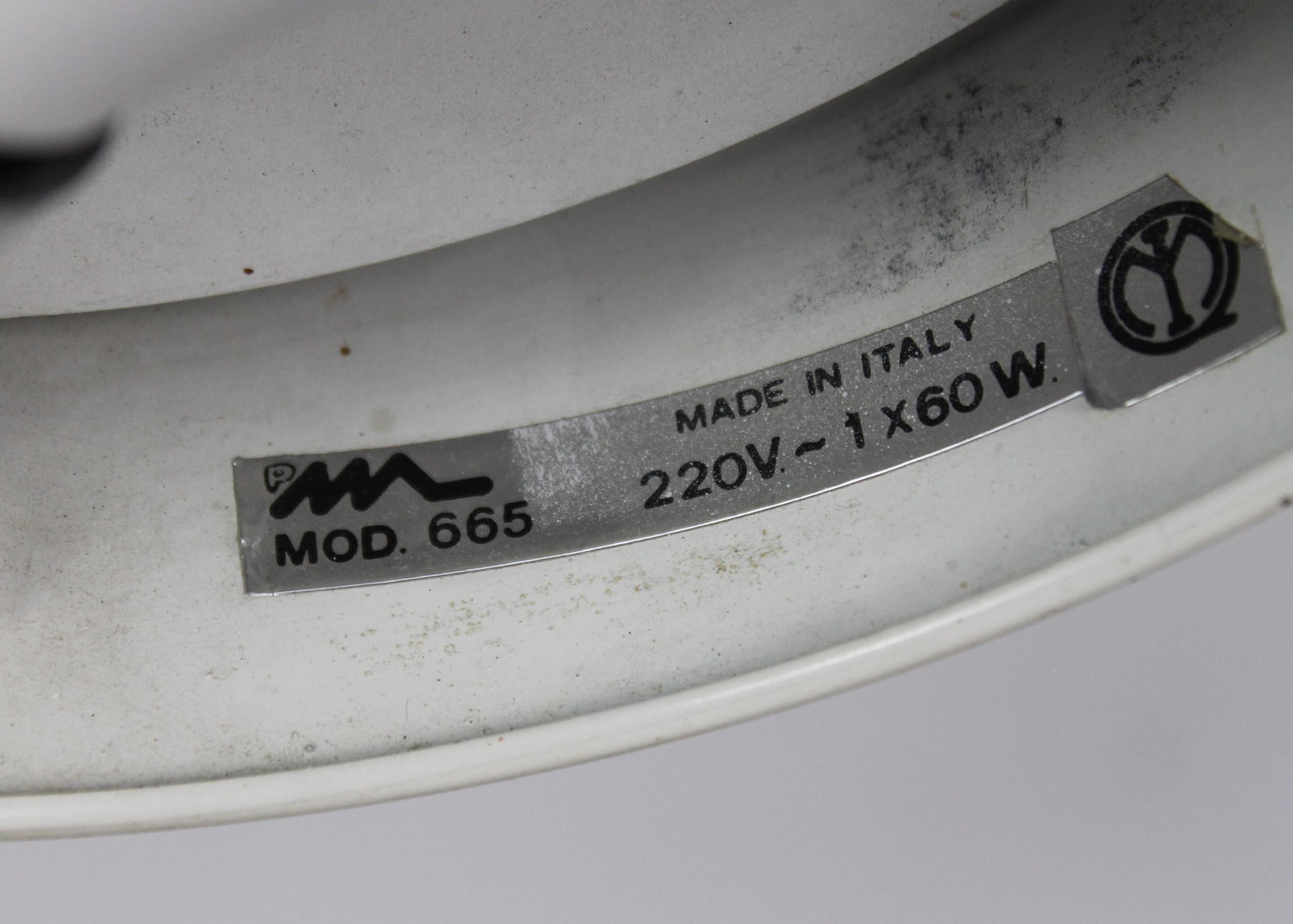 665 ou Zeta Lampe de bureau en métal laqué blanc par Martinelli Luce 1970 Italie en vente 1