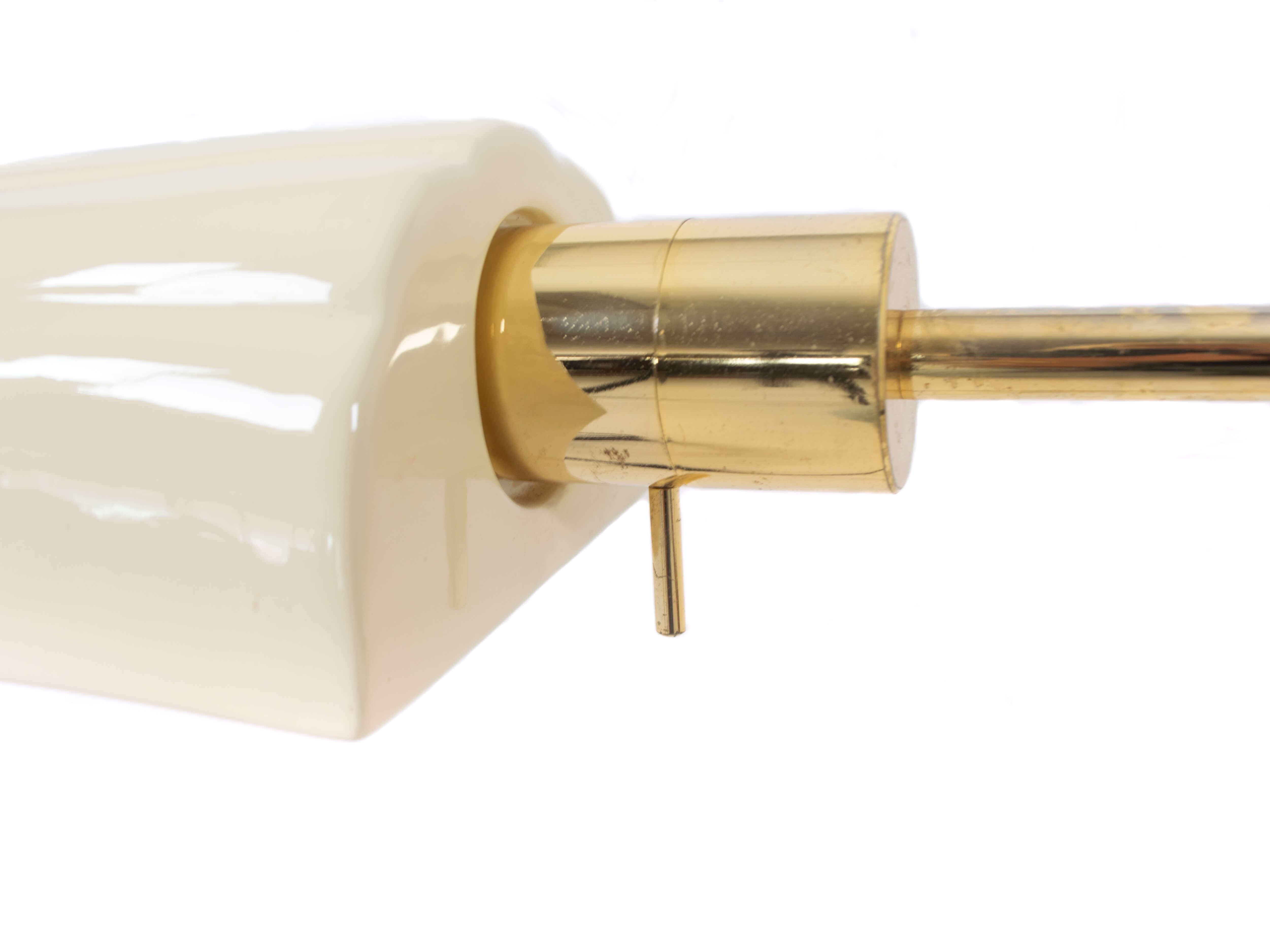 Tisch- oder Schreibtischlampe mit Messing und Keramik-Lampenschirm, Italien 1970er/1980er Jahre im Zustand „Gut“ im Angebot in Hellouw, NL