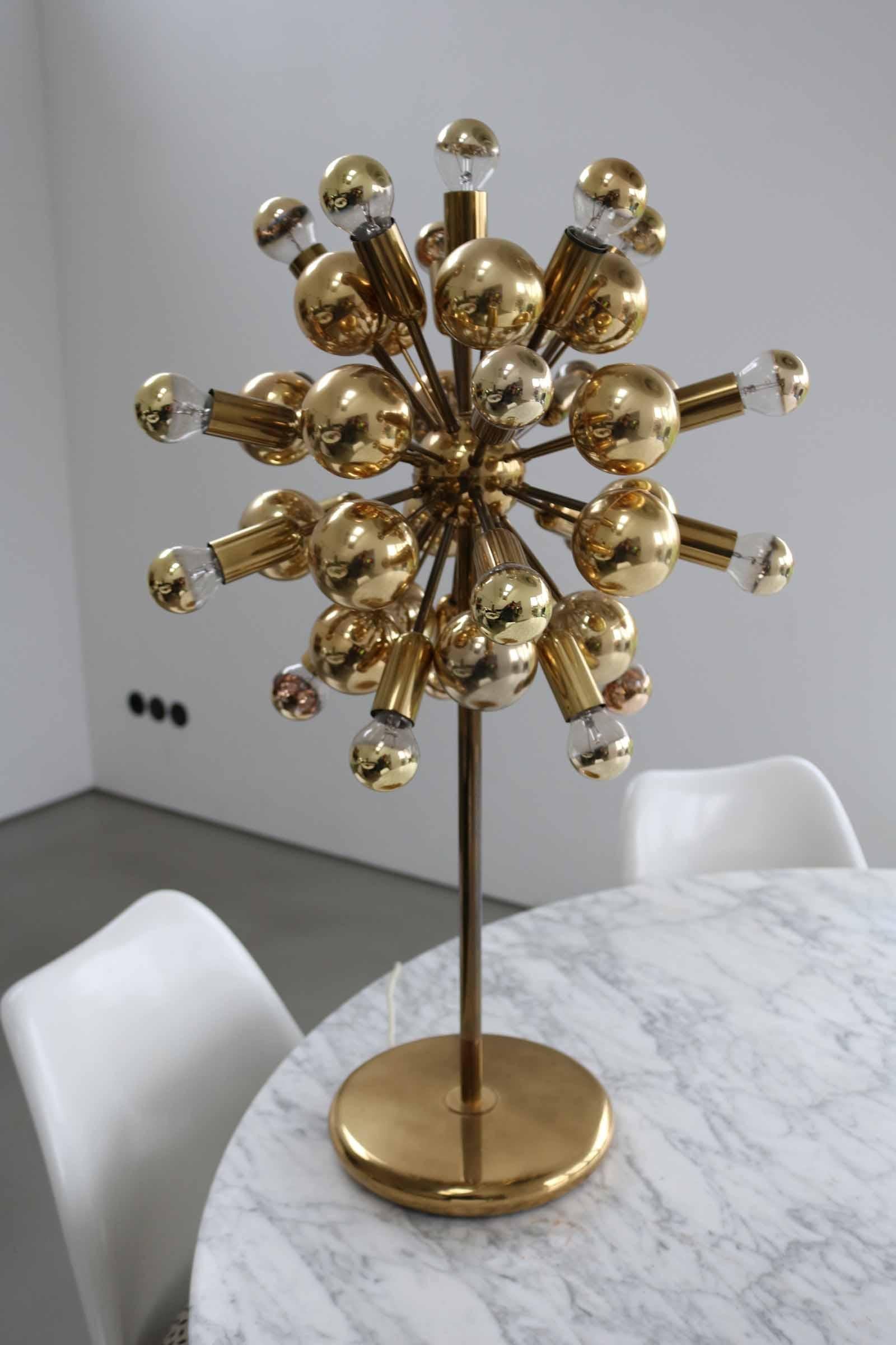 Lampada Sputnik da tavolo o da terra di Cosack Leuchten, Germania, anni '60
Lampada da tavolo o da terra Sputnik in ottone che fa davvero una bella luce.
21 lampadine E14.