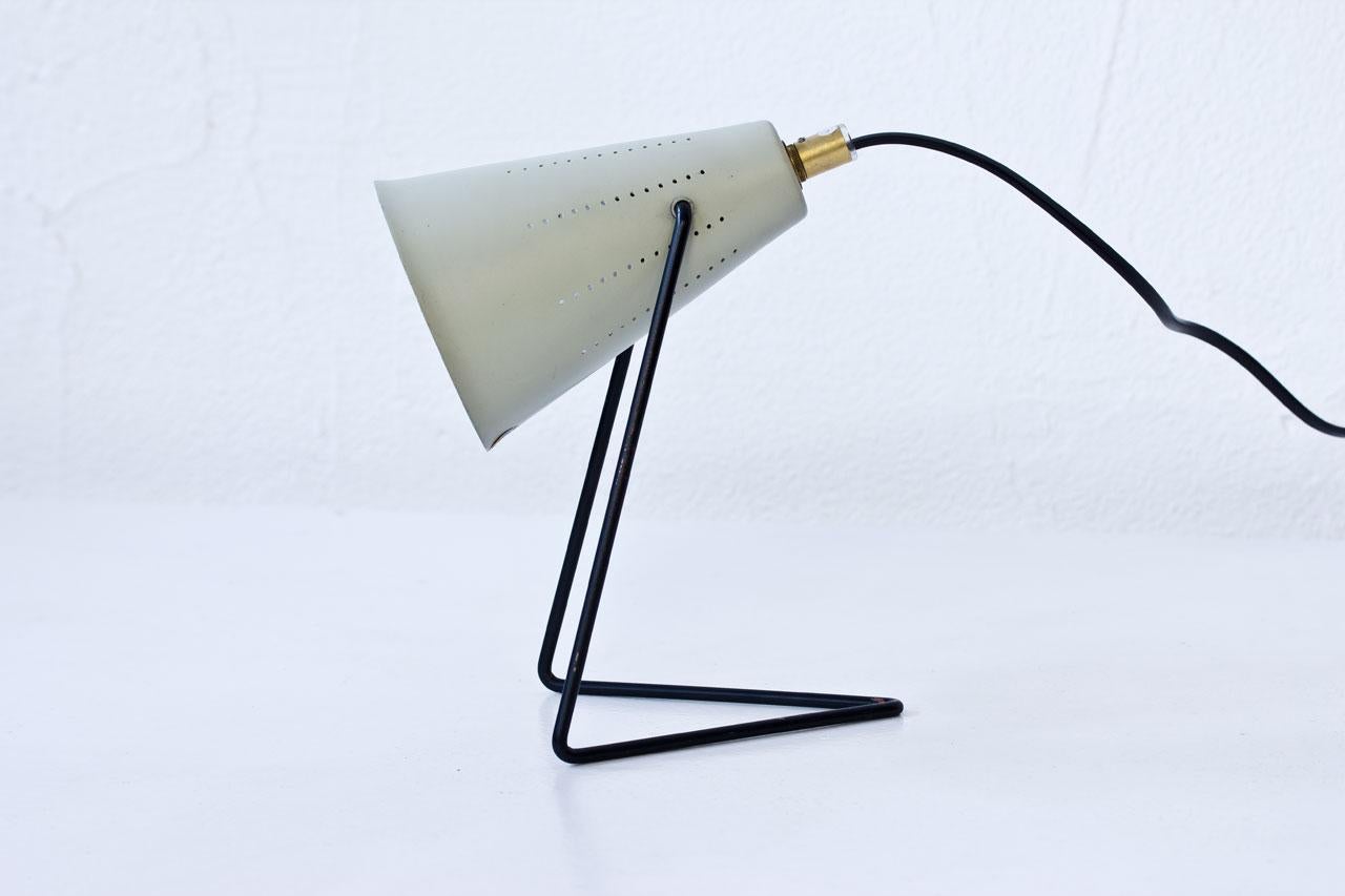 Table or wall lamp produced by ASEA in Sweden during the 1950s. Light grey lacquered aluminum reflector with white inside. Brass fitting. New wiring. Light switch on chord.