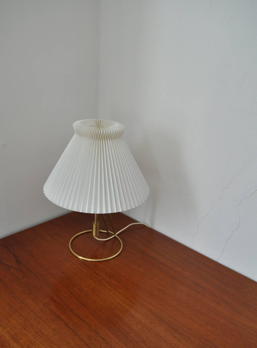 Model 305 table lamp by Christian Hvidt for Le Klint, 1970s.

Table or wall lamp made of brass with adjustable base for different lighting positions. Original Le Klint folded cellulose shade.

Measures: Shade diameter 38 cm
Base diameter 21