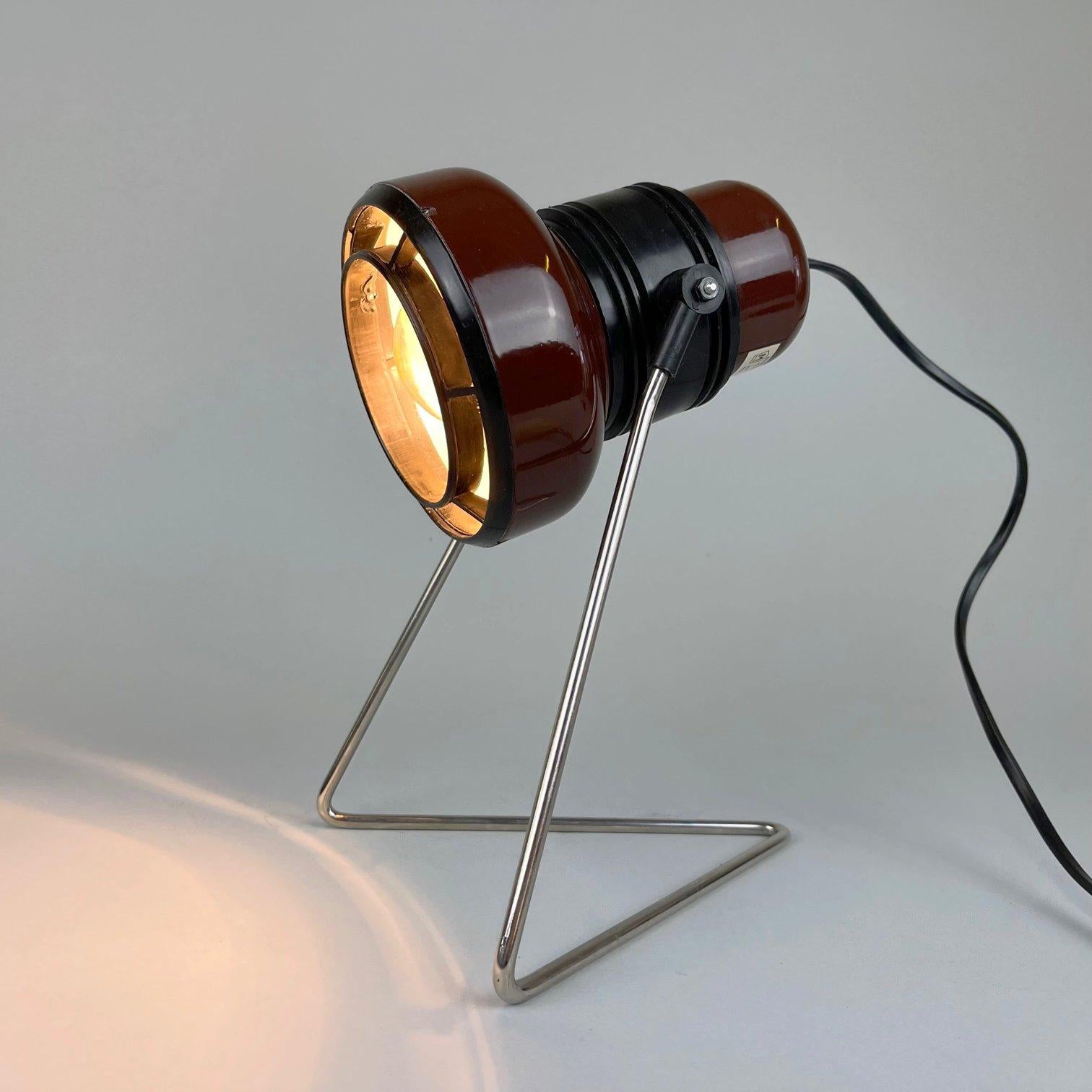 Vintage adjustable table lamp made of metal and plastic. Can be also hanged on the wall. Bulb: 1 x E25-E27.
 