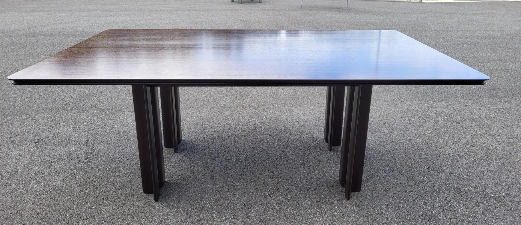 Table de séjour qui peut également être utilisé comme bureau, CIRCA le designer est à déterminer (Ico & Louisa Parisi, Ponti ou Scarpa ?) en bois de palissandre et placage de palissandre, circa 1980.
Très bel état à signaler un petit manque sur le
