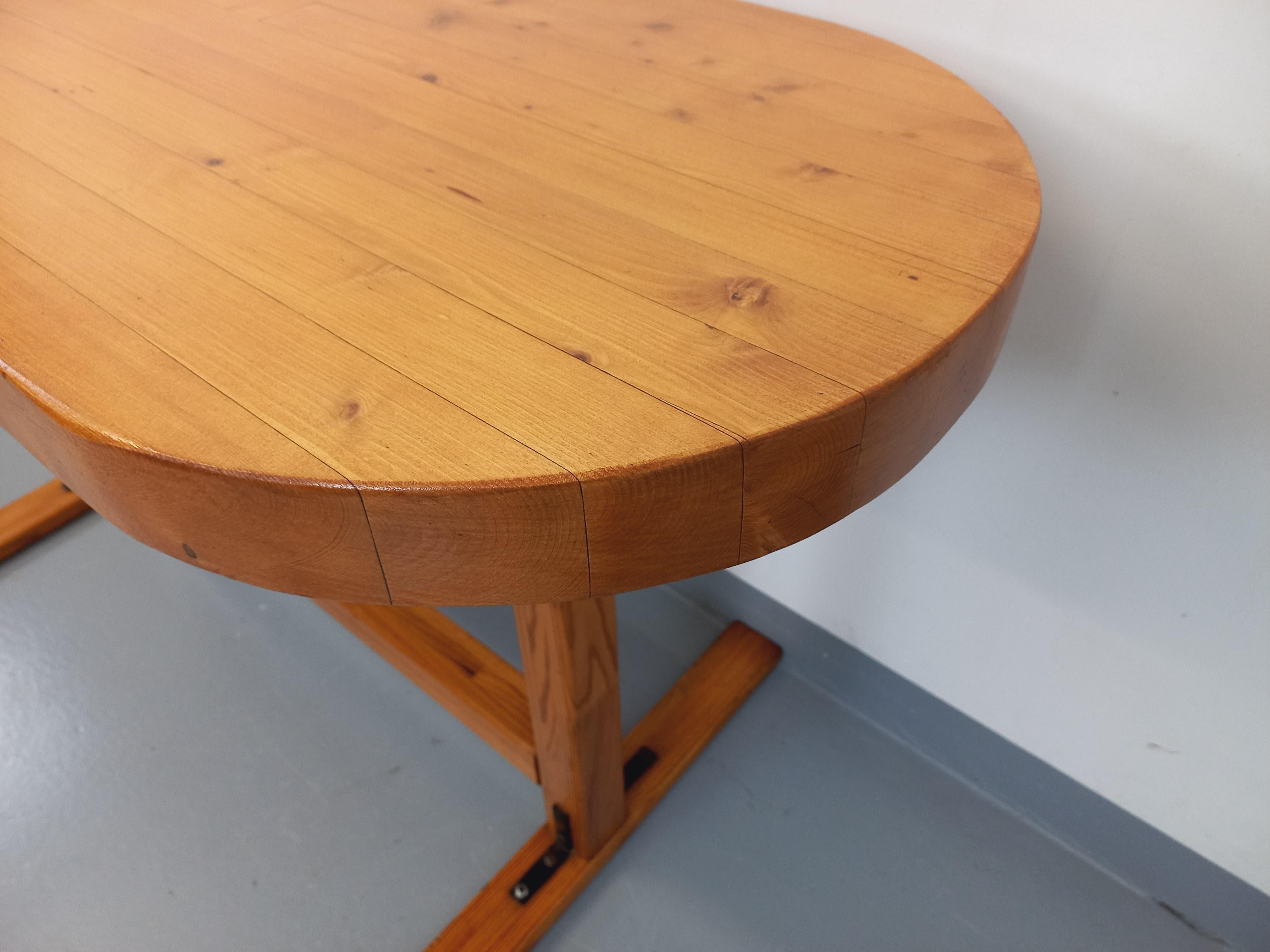 Table ovale ou console vintage des années 60 70, en pin, dans le goût de Charlotte Perriand, plateau long et ovale. Très bon état général avec quelques signes du temps qui passe, plateau poncé et verni.
Réf 240 322
Hauteur : 75 cm
Largeur : 140