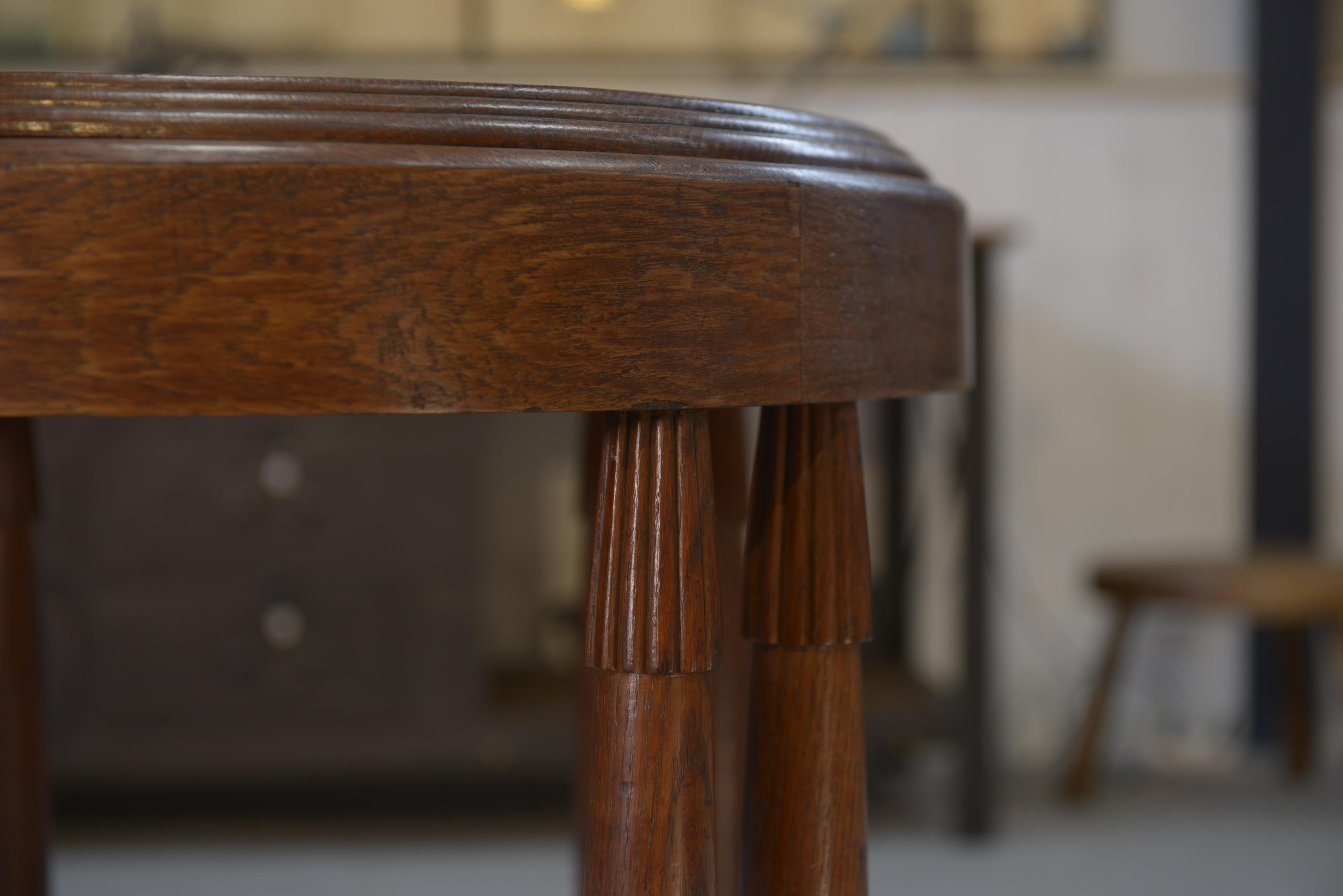 Mid-20th Century Table ovale en chêne massif art déco 1930 For Sale