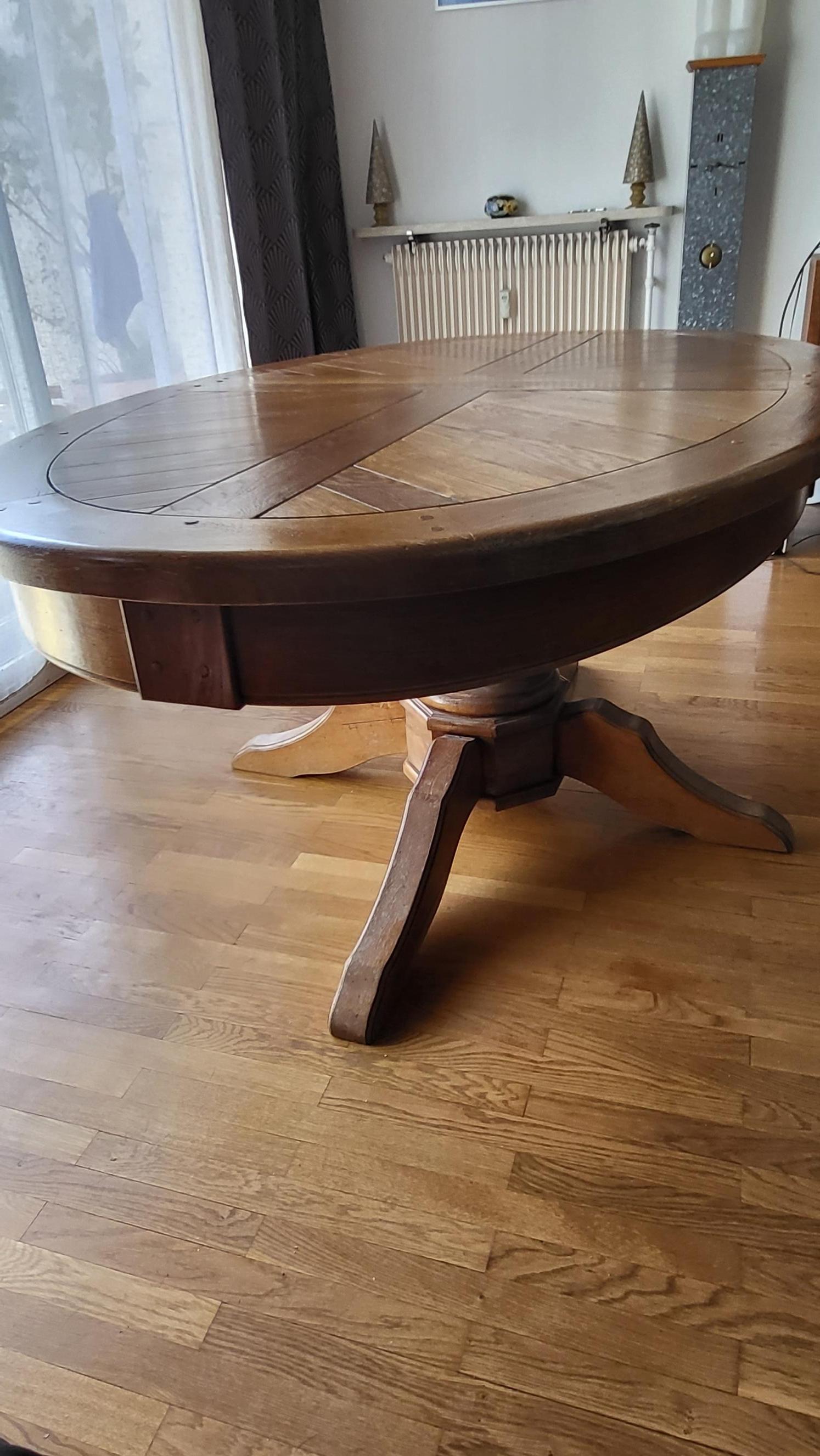 French Provincial Table ovale française, en chêne massif grand taille avec pied central  1950 For Sale