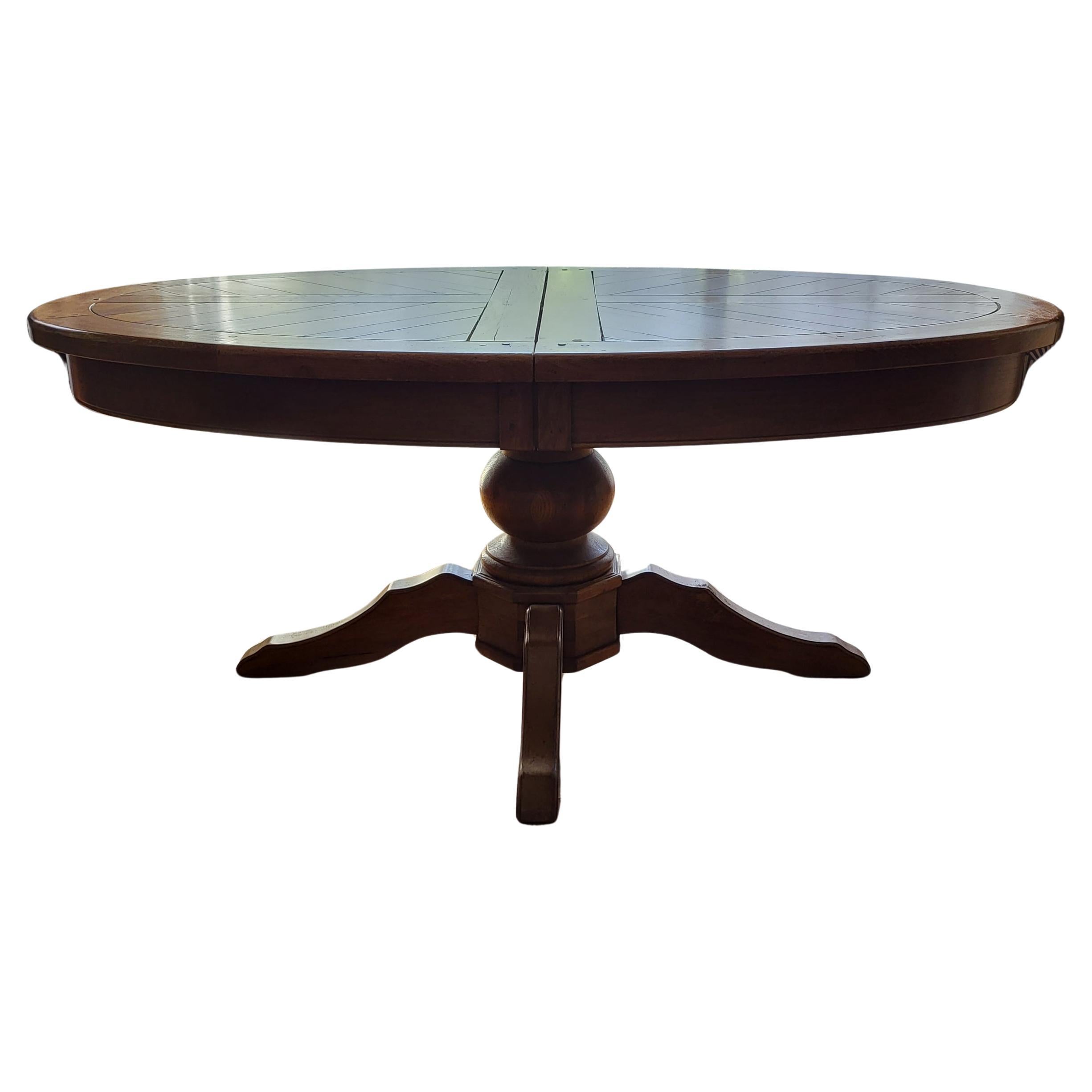 Ovaler französischer Tisch aus massivem Holz mit zentraler Platte  1950