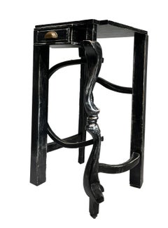 Mesa/Pedestal, Madera y materiales encontrados, Pintado