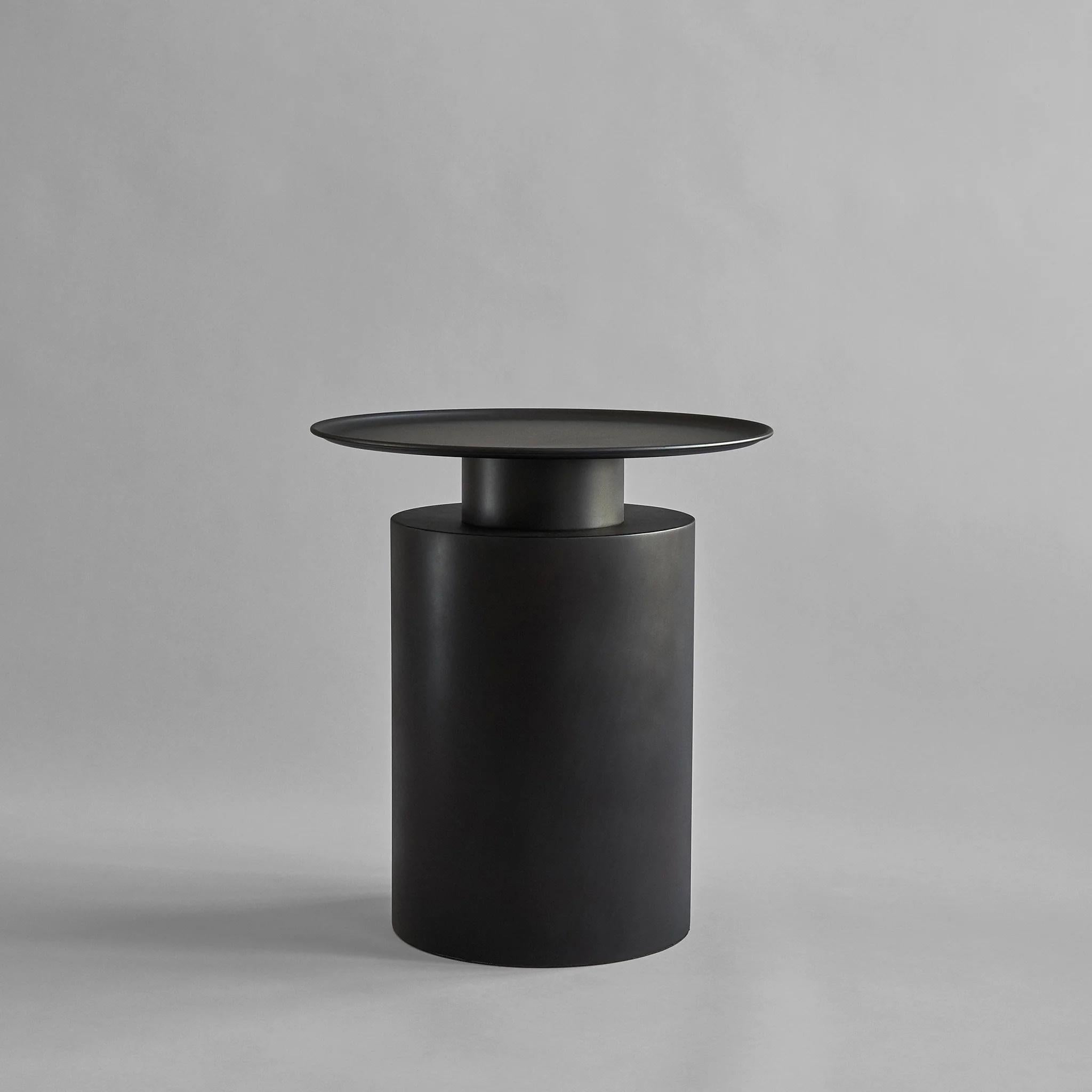 Table, pedestal table or end of sofa, Pilier model, design of a modern sculpture in plated metal, contemporary work.


Table, pedestal table or pedestal table, Pilier model, inspired by the rich and brilliant use of materials in the Art Deco