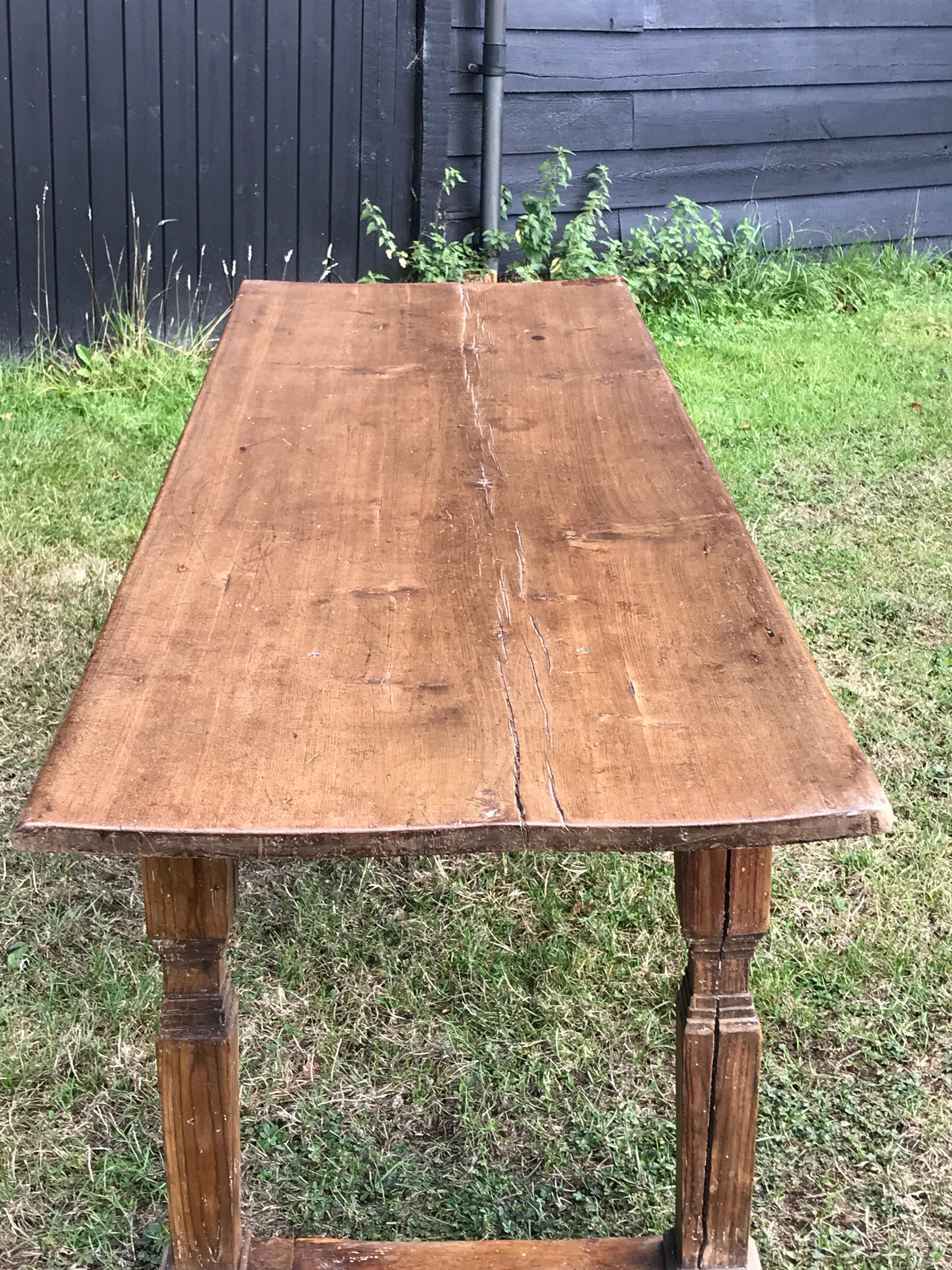 Table Pine Dining Desk Classical Leg Vernacular Folk In Good Condition For Sale In BUNGAY, SUFFOLK